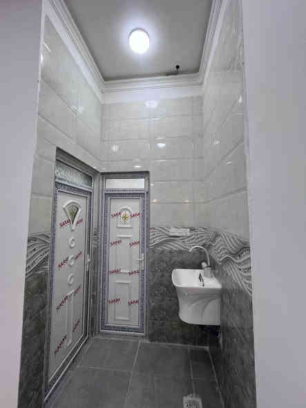 بيت طابو زراعي سهم مساحت البيت 200متر البيت يحتوي على قرفتين اكبار وصاله ومطبخ  وحمامات خارجيه وداخليه ودوانيه وكراج ابيت جديد استوه كمل محدساكن بي بيت جديد مكان البيت طريق العوجه 500متر عن سايدين مال العوجه سعر البيت 105وقابل لتفاوض للستفسار اتصل على رقم ***********
