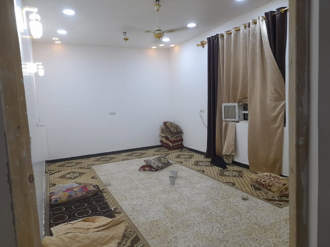 سلام عليكم بيت البيع بهوررجب قرب شركه شواطئ كامل خدمات مساحه 400متر سند 25ماكو يمه أي مشاريع البيت بسمي بي قرار محكمه سعر البيت 125وبي مجال تصل ودالل ***********
