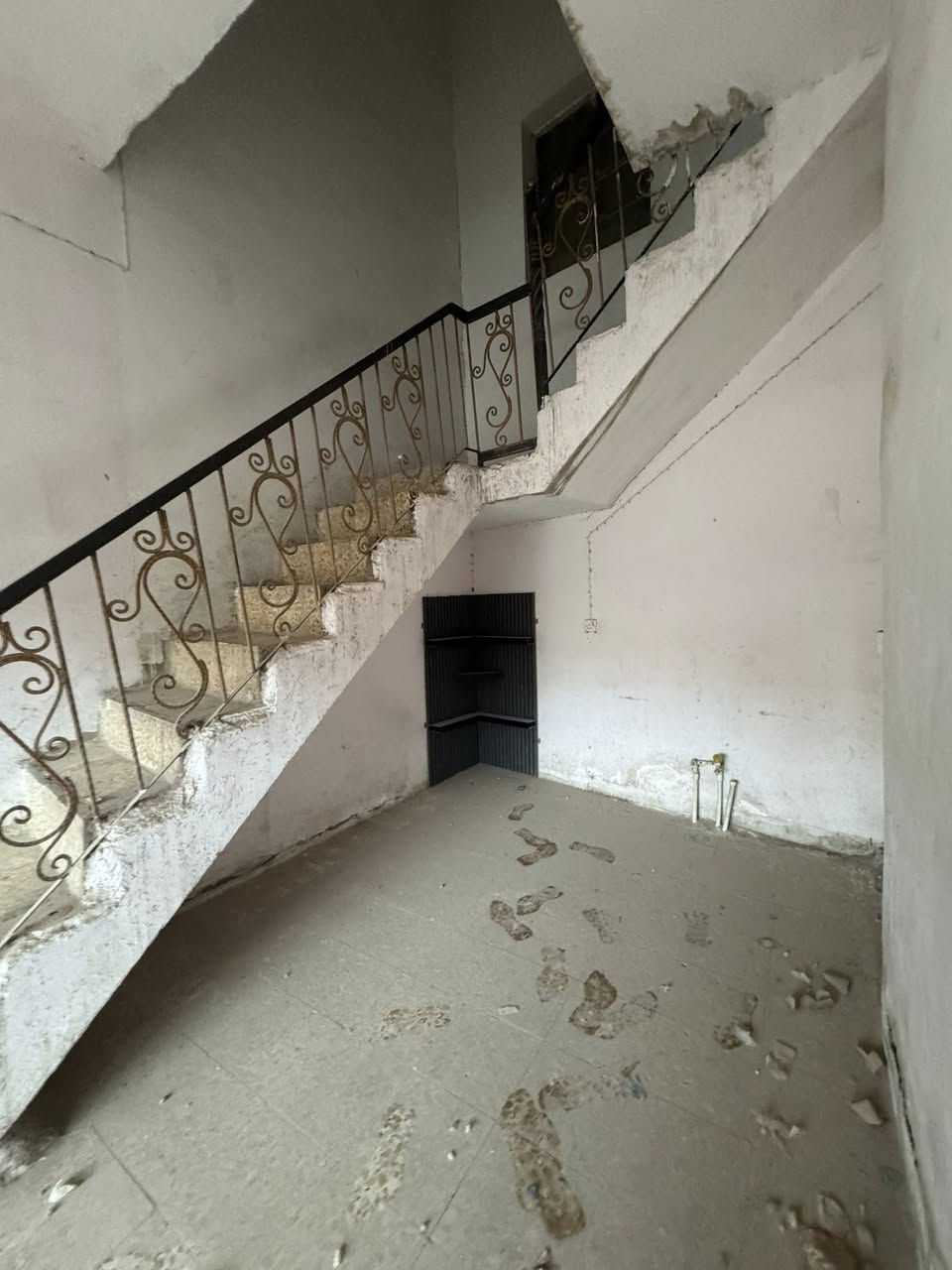 السلام عليكم  
محل طابقين للإيجار 
العنوان حله نادر الاولى الشارع الخدمي 
للاستفسار ***********
