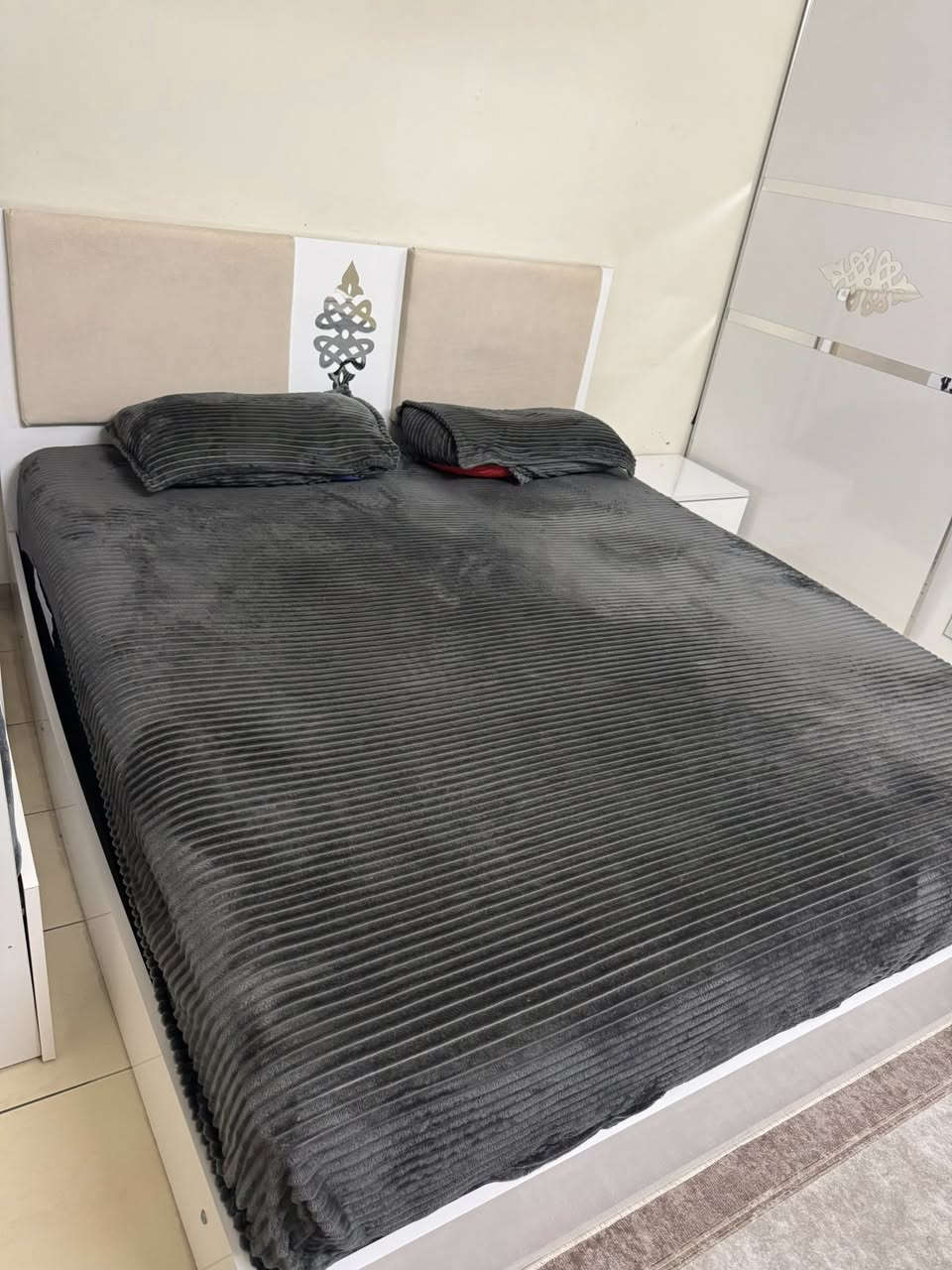 غرفه نفرين تركي للبيع
كلششش نضيفه
سريرها جك مخزن
٥ قطع
بدون اي ضرر
بدون دوشك
سعرها
٣٠٠ الف
...
متوفـر خدمة توصيل داخل بغداد وداخل مجمـع بسماية السكني ❤️🚘
للاستفسار خاص او عن  طريق رقم الهاتف واتساب فقط 
***********📞
