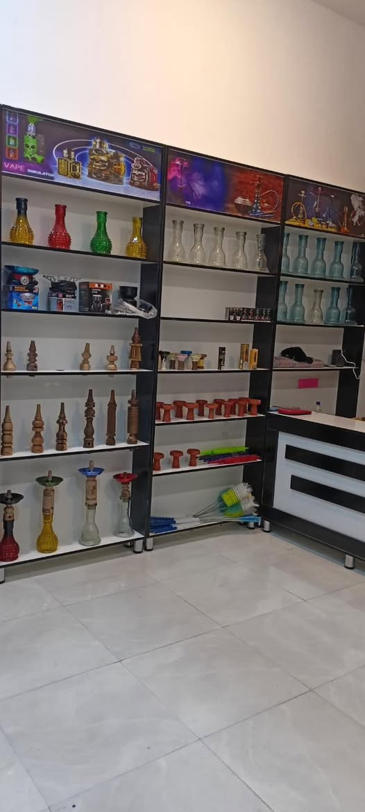سلام عليكم فاترينات (رفوف) عشر قطع مع الميز بدهن جديدات استخدام شهر واحد رايدهن 1.200مكاني مسيان الماجديه ***********
