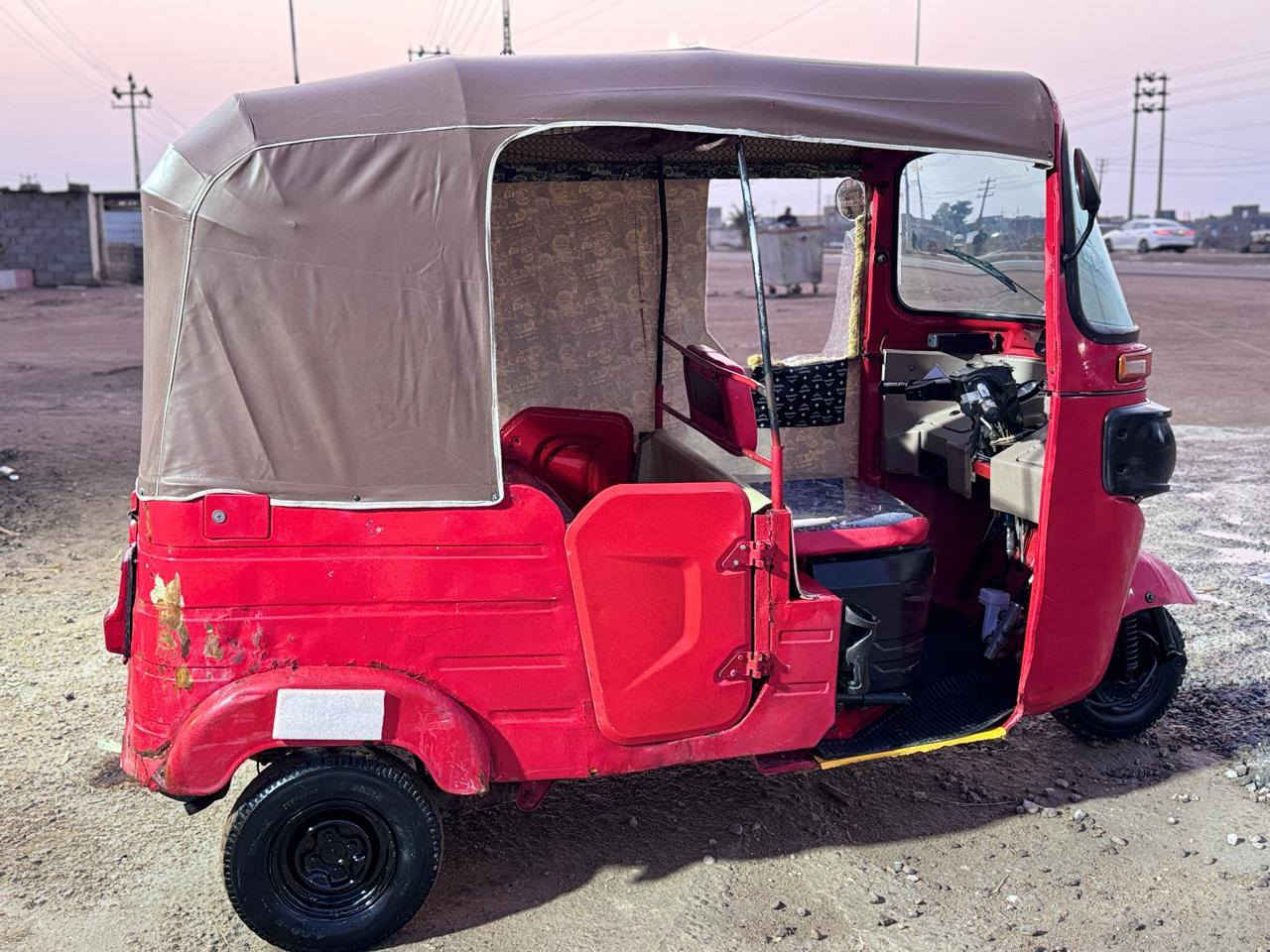 السلام عليكم تكتك ميدل 18طالع ب19رقم وسنوية رقم كربلاء وسنوية بصرة رعيها الشرعي بلبصرة  تجفيت شركة قبل 10تيام من جفتتها كلج جديد ضفيره جديده كهربائية كله شغاله كلج جديد القمجيات كلها جدد تكتك الخياس البيه بس هاذ  بلصوره  التكتك مصوغة جملية بعد احله من الصور السعر 4500عنوني البصره القرنه رقمي ***********ملاحظة المصلح يگول بيه مكينه 22
