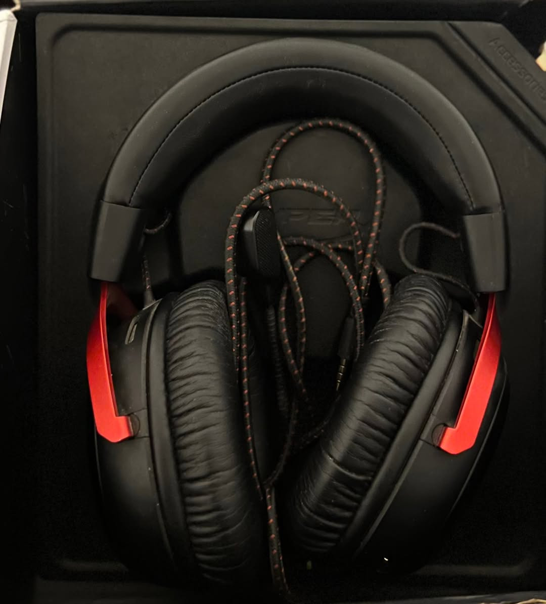 سلام عيلكم سماعة هايبر كلاود 3 مستعمله للبيع اخت الجديده  

Hyper X: Cloude III
هايبر إكس كلاود 3... السماعة السلكية اللي ترفعك لعالم ثاني من اللعب. صوت محيطي واقعي بدرايفرات 53 ملم، يخليك تحس بكل خطوة وكل طلقة. جودة تصنيع من الألمنيوم، خفيفة وتتحمل، مع وسائد ميموري فوم مريحة حتى لو لعبت لساعات.
مايك بحجم 10 ملم قابل للفصل، يعزل الضوضاء ويسجل سوتك بنقاوة. تشتغل على كل الأجهزة: كمبيوتر، بلايستيشن، إكس بوكس، وحتى الموبايل... أداء احترافي من أول توصيل!
السعر : 75.000
للتواصل واتساب :***********
مكاني بغداد مدينه الصدر
