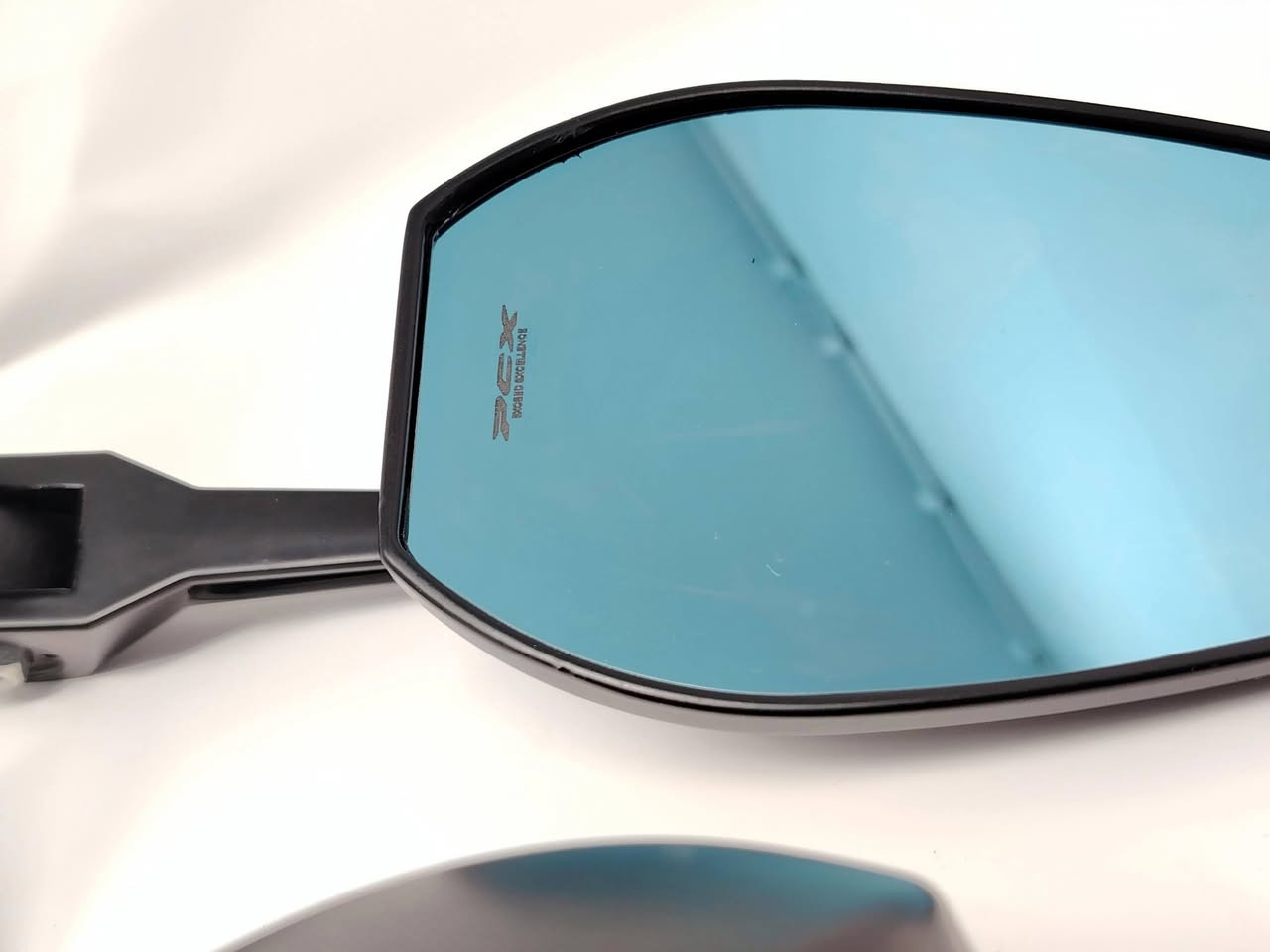 اسلام عليكم 
 مري #PCX ((حديد بلكامل )) ✅
♦جامة مضلل ازرق :-صُممت  لتقليل وهج المصابيح الخلفية القوية وأشعة الشمس، مما يحسن الرؤية الليلية والنهارية 
♦بزاوية 360 درجة🔧
للاستفسار خاص او  واتساب  او 
***********
او *********** 
 العنوان/بغداد/البياع/مقابيل قاعة اسطنبول 
*يوجد توصيل لجميع المحافظات
