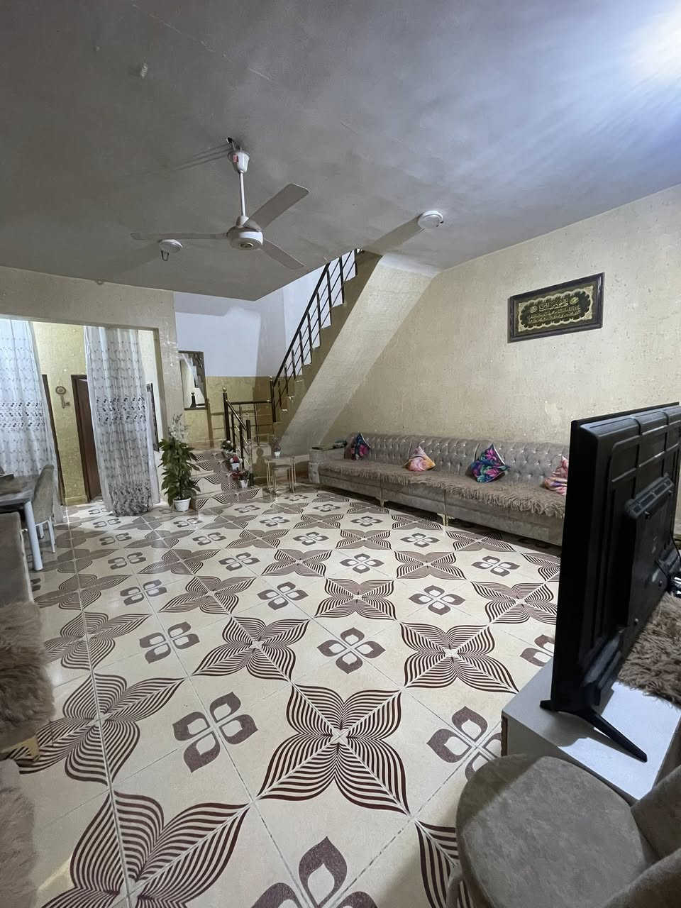 🏠 دار للبيع 300 م 
الوجه 10 نزال 30 
القادسية شارع الدفاع المدني مفروز سند مستقل 
طابقين 
  🛌   4  غرف نوم استقبال مطبخ حار بارد صاله داخليه 
ارضية سيراميك صحيات عدد 3 
گراج يسع سيارتين مع حديقة 
السعر 155 قابل للتفاوض للاستفسار و الطلب مراجعة مكتب عقارات البرج 
موقع المكتب على خرائط جوجل https://maps.google.com/?q=34.658760,43.652771
أو الاتصال على الارقام التالية 
 
***********
***********
