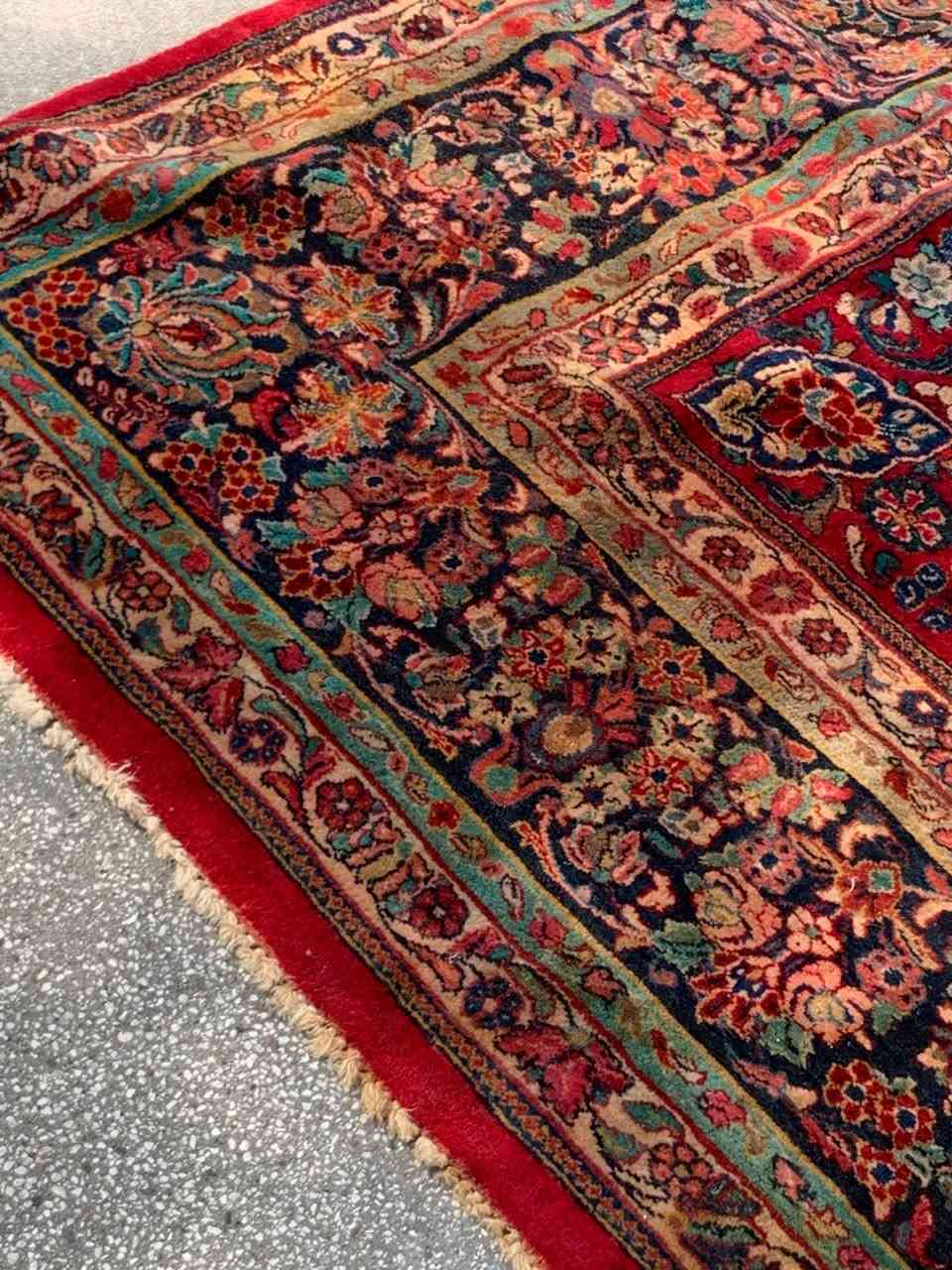 Antique Sarouk  size 10 ' 8" x 10 ' 4"
over 100 years old, well kept Tampa, FL


**إذا كنت صاحب هذا الإعلان وتريد حذفه لأي سبب، رجاءا أرسل رسالة إلى الدعم الفني**