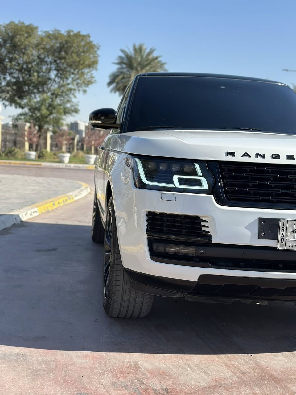 السلام وعليكم
للبيع رانج روفر فوك
موديل ٢٠١٥
٨ سلندر سوبر جارج
فول مواصفات اوتو بايكراف
محدث المازدات الاماميه مال مويل ٢٠ 
والبك لايت هم كذالك محدث مال ٢٠
مكينه كير مكفول من كلشي الفتح والتبدل
وارد امريكي
ماشيه ٨٩ الف مايل
السياره جديده كلش كلش مابيها اي نقص بيها جاملغ خلفيه صبغ بدون إيرباك بدون دواخل وحادثها جداً جداً خفيف
السعر ٢٩٥٠٠ وبيها مجال
مكان السياره بغداد المنصور
***********
