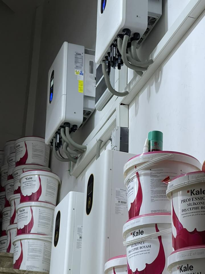 💥💥💥💥💥بسم الله وعلى بركة الله 
💡💡💡💡💡اليوم وبتاريخ : 2026/1/11  
تم تجهيز وتنصيب منظومة شمسية من 💥شركة سولاكس Solex
بقدرة 💡35 أمبير ليلي 💡50 امبير نهاري  تم تفعيل نظام  One Grid 😊لتقليل صرف كهرباء الوطني  والاعتماد الطاقة الضوئية نهاراً 🫰🫰
في بعقوبة  / عمارة المهندس ابو امير للديكورات 🌹🌹

مكونات المنظومة : 
1- جهاز 💡انفيرتر  IP65 - 12KW سولاكس عدد (2 ) قابل للتطوير  والربط على نظام Parallel التوالي اكثر من جهاز لمضاعفة القدرة مستقبلا . 🌞🌞
2- بطارية سولاكس 16K- IP40 عدد (2) . 🔋🔋🔋
3- الواح رزين  720W عدد (26) لوح .
4- 💥💥بورد يتكون من كافة قواطع ال DC وال AC والجوزات الذكية وجهاز حماية وحماية من الصواعق DC Surge Arrester وحماية DC FUSE. 
5- أسلاك الالواح مغلونه قياس 6ملم  
6- هيكل الالواح من الحديد المغلون المقاوم للظروف الجوية .
ملاحظة / ضمان المنظومة استبدال 
💥💥💥💥💥لطلب معلومات اكثر او الاستفسار الاتصال 
او المراسله على الأرقام التالية .💡💡💡💡
💡*********** 
‏0771 121 7402💡
