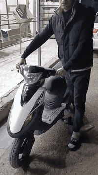 سلام عليكم دراجه ماكس عدله للبيع ماصرله سبوعين من نزلته فلو من كل شيء عنوان بغداد زعفرانيه شارع المعهد ***********
