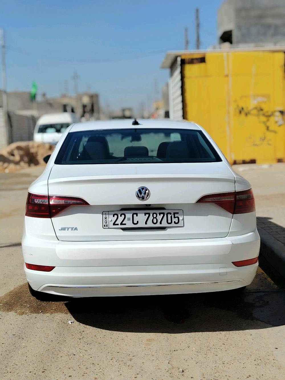 سلام عليكم 🚗 للبيع – Volkswagen Jetta 2021 – لون أبيض لؤلؤي 🚗
متوفر للبيع سيارة فولكس فاجن جيتا موديل 2021، لون أبيض، بحالة ممتازة جداً، استعمال شخصي ومن مالك واحد، محافظة عليها بشكل دقيق.
🔹 سنة الصنع: 2021
🔹 اللون: أبيض لؤلؤي
🔹 ناقل حركة: أوتوماتيك Tiptronic
🔹 نوع المحرك: 4 سلندر تيربو – اقتصادي وقوي بالأداء
🔹 نظام دفع أمامي
🔹 صرفية وقود ممتازة ومناسبة للاستخدام اليومي
المواصفات والتجهيزات:
✔ شاشة معلومات وترفيه تعمل باللمس
✔ نظام بلوتوث + USB + Apple CarPlay / Android Auto
✔ كاميرا خلفية مع حساسات
✔ مثبت سرعة
✔ تحكم بالمقود (ستيرن)
✔ نظام مانع انزلاق وثبات إلكتروني
✔ وسائد هوائية متعددة
✔ تكييف ممتاز جداً
✔ جنوط أصلية
✔ إطارات بحالة جيدة
السيارة خالية من الحوادث المؤثرة، شرط الفحص بالكامل، الهيكل والشاصي سليم.
لا تحتاج أي مصروف، جاهزة للاستخدام فوراً.
السعر قابل للتفاوض بالمعقول للجادين فقط.
للاستفسار والمعاينة يرجى التواصل على الخاص.