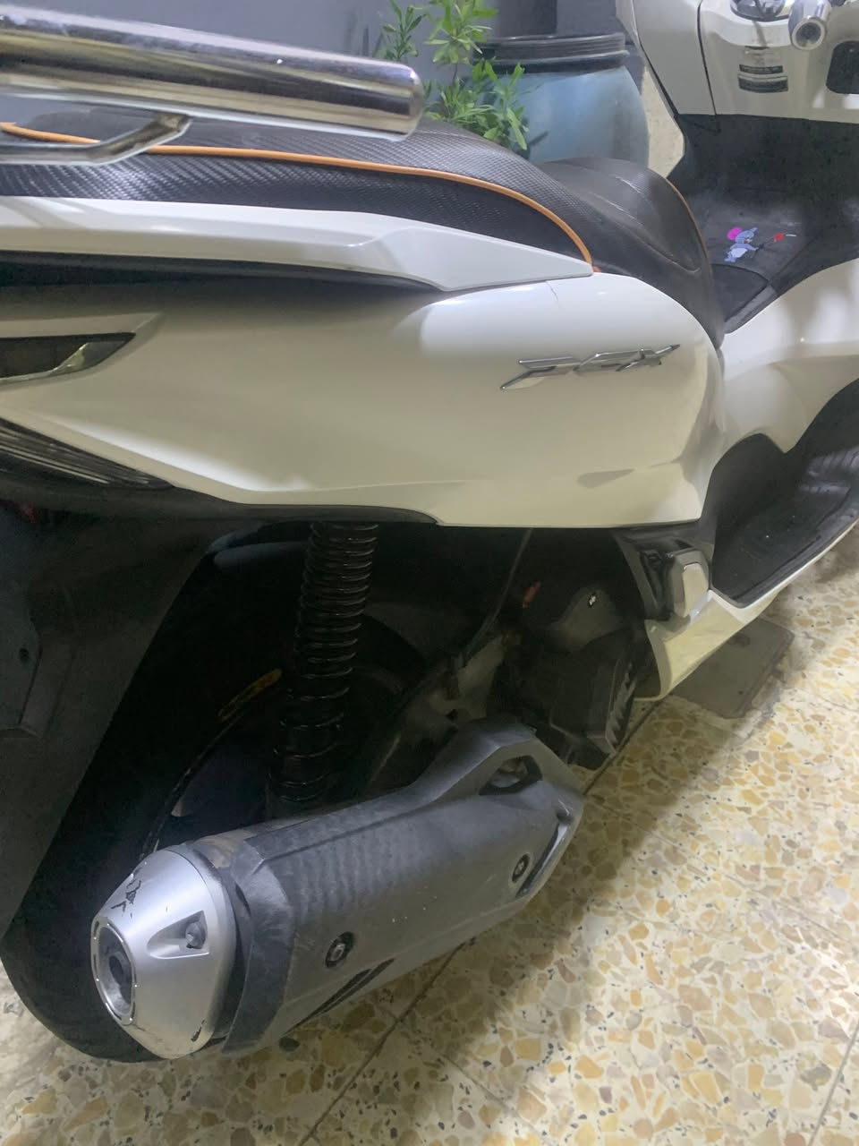 سلام عليكم PCX جيل رابع وراد كوري لون ابيض صدفي 

دراجه جديده كلش محرك بل كارتون 

مكفوله كفاله عامة دراجه جيب فيتر وفحص 
كهربائيات كلها شغاله 

حساس ستان حساس زدحام 
نضام  ABS  و نضام T 

دراجه نصبتها تخبل وما متعوبه 
مكاني بغداد شراي يتصل ويدلل 
***********
