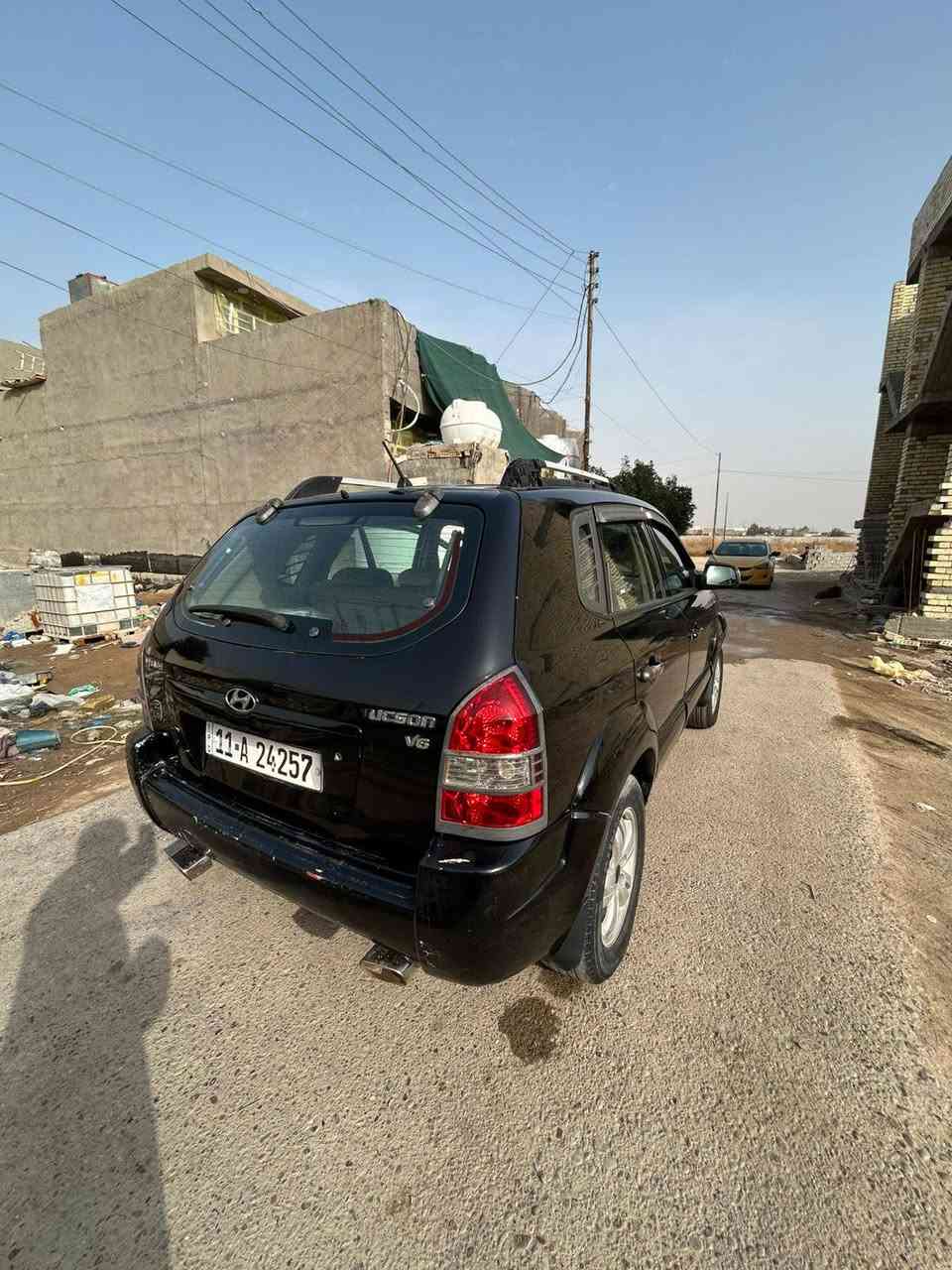 السلام عليكم 
توكسان موديل 2006 أمريكي 
مكينه 2700 سته سلندر جديده قبل ثلاث اشهر شديت مكينه وكير جديده 
سياره خير من الله مال طالب كليه يروح بيهاا لدوامه ويرجع السياره حادثهاا البجم الخلفي مصبوغاا رقم بغداد الجديد بأسمي مصفره غرامات العنوان رقم الهاتف 
‭ ٠٧٧٦ ٦٠٣ ٣١٦٨
ترهم مراوس
