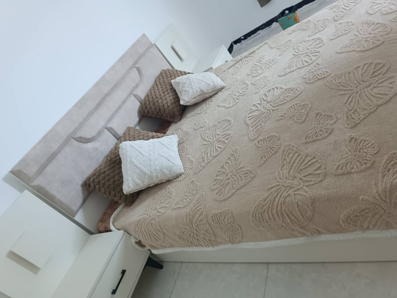 غرفة نوم
تركي درجة اولى 
متكونة من 5 قطع 
كنتور 
وجرباية 
وكومدي عدد 2 
وميز مراية 

غير مستخدمة ونظيفة جدا صار يومين من شادها 

المكان : الديوانية/حي العسكري الاول 
*********** 
السعر 550 الف وبيها مجال بسط
