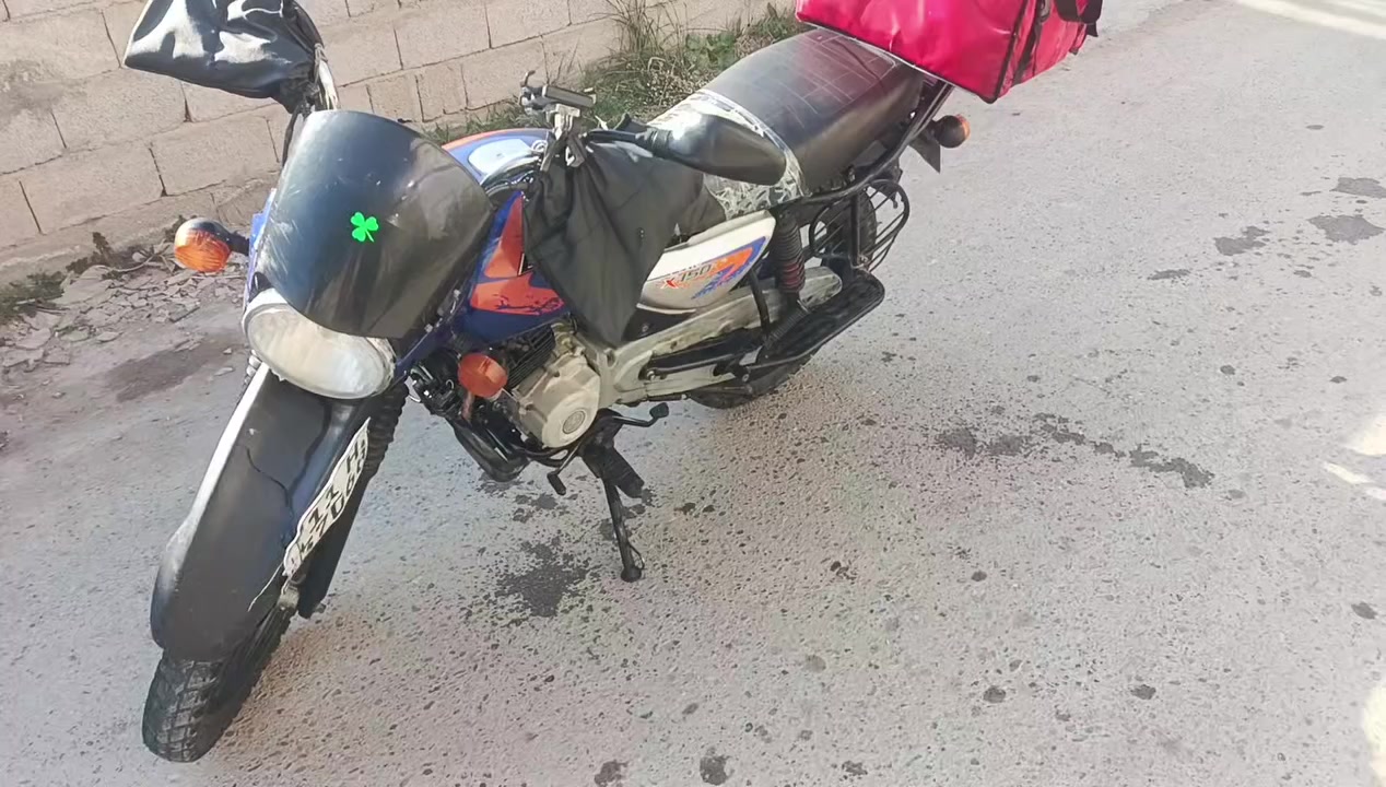 السلام عليكم دراجه بوكسر البيع  موديل 2023مرقم انكليزي دراجه حلوه مرتبه بس مكينه صار عندي نضوح من كازكيت عفته مااسويته البارحه بل طيريق طفت مااعرف شبيه بس كه تايرات شاصي كهربايات كله شغاله بس مكينه طافيه ***********رقم صاحب دراجه مكان دراجه بغداد الراشديه
