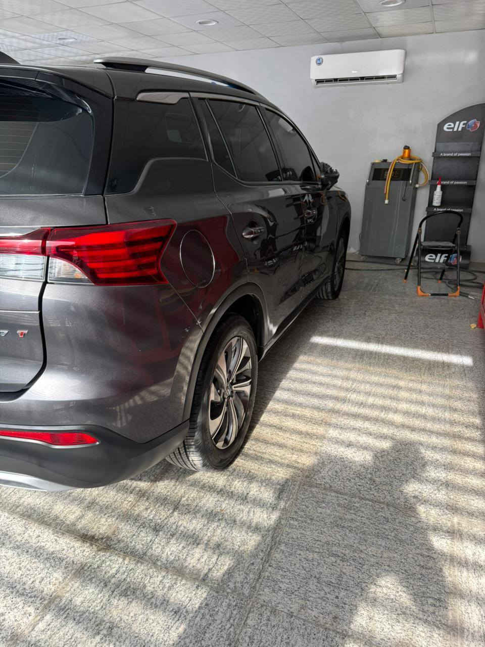 سلام عليكم مكلف بالنشر سياره للبيع 
جي أي سي ٢٠٢٤ خمسة راكب ماشية ٣٥ ألف كيلوصبغ باب وجاملغ وربع البنيد جهة العبري بدون أيرباك محرك ١٥٠٠ تيربو حرة بدون رقم السعر ١٣٠ وبيها مجال أبو حسين ***********
