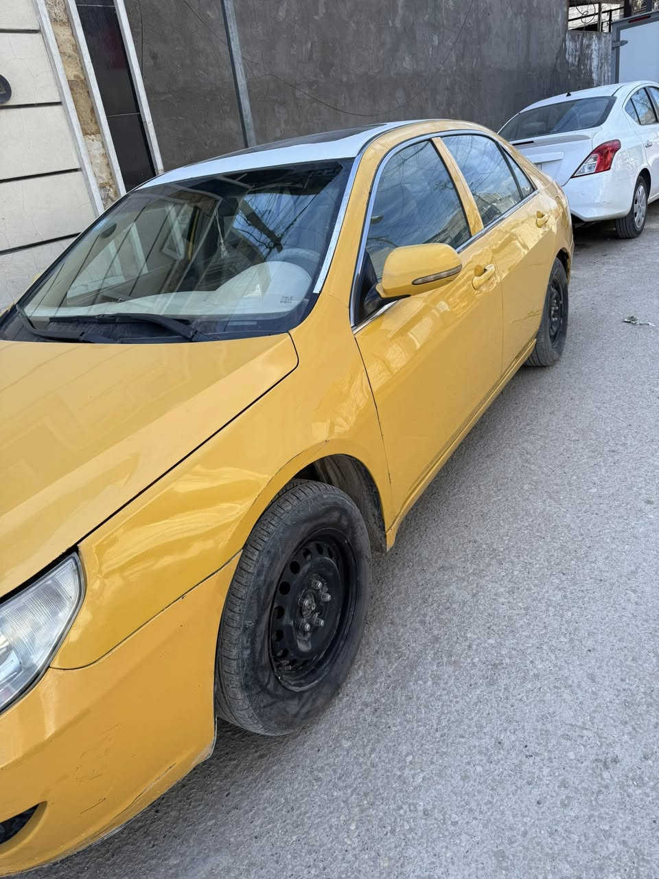 السلام عليكم بي وايدي f6 2011 سياره جاهزه وخير من الله فقط بيها بخار تبريد ثلج تخم تاير حداديه جديده لايت زنون فول عدا البصمه مكاني بغداد سعر 44 وبيها مجال ***********
