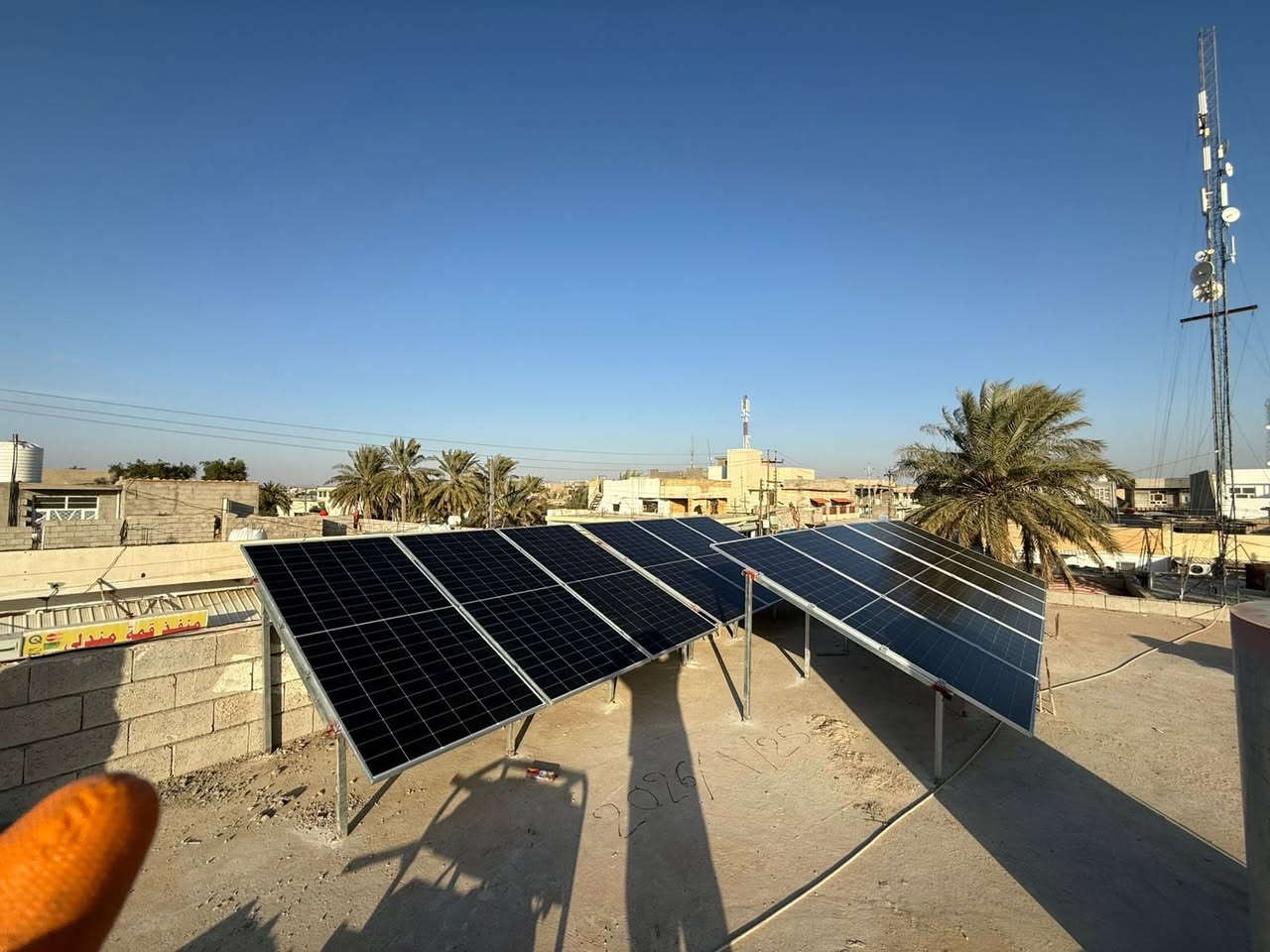 #الموقع_قضاء_مندلي

منزل اخر يودع انقطاع التيار الكهربائي 

على بركة الله تم نصب منظومة طاقة شمسية 

 المنظومة الاولى:-

تعمل  على تجهيز 24 امبير صباحي  و16 امبير مسائي

المنظومة تتالف من 
1-الواح لونجي بقدرة 615 واط
2- انفيرتر بقدرة  12 كيلو واط
3- بطارية ليثيوم 16 كيلو واط
4- قواعد حديد مغلون ثقيل مقاوم للصدا
5- بورد وقواطع Ac & Dc  وكيبل DC 

المنظومة الثانية :-

تعمل على تجهيز 64 امبير صباحي و 48 امبير مسائي 

المنظومة تتالف من 
1- الواح لونجي بقدرة 615 واط
2-انفيرتر بقدرة 12 كيلو واط عدد 2
3- بطارية ليثيوم بقدرة 16 كيلو واط عدد 3
4- قواعد حديد مغلون ثقيل مقاوم للصدا
5-بوردات وقواطع AC &DC

#ملاحظة / لانعمل ببطاريات التجميع الرديئة

ضمان البطارية 5 سنوات 

للاستفسار مراسلة الصفحة او الاتصال على الارقام التالية 

*********** 
‬ 0787 692 0212
