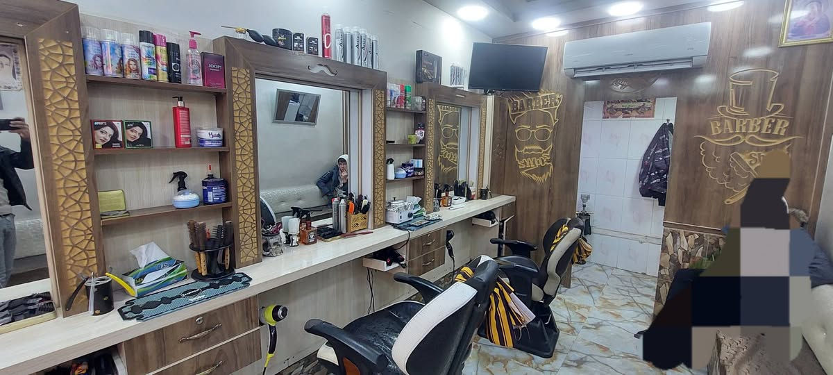 سلام وعليكم ميز محل حلاقة ومرايات كاملة للبيع للاستفسار ***********
