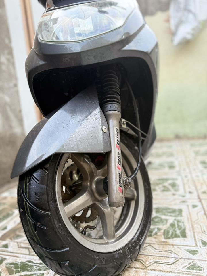 السلام عليكم، دراجة سكنس ياباني نوزل خط واحد ١٢٥ سيسي دشبول احمر، مكفولة مكينة وكفر صارلها شهر من طلعت من الوكيل وعندي مكاتبة بيها من معرض عباس الشبلاوي مال النجف ماشية بغماس ٤٠٠ كيلو فقط شرط دهن امزويل وبانزين محسن من طلعتها لليوم وياها زوج تايرات احتياطي واللي مشدود حاليا تايواني اصلي بعده جديد كلش وموضوح بالصورة، الدراجة بيها السيرفز مشتغل بس مابيها مشاكل صافية،
للبيع او مراوس بفراشة ما مفتوحة مع فرق، علق ب تم وانطيك كل التفاصيل خاص.
او اتصل: ***********
