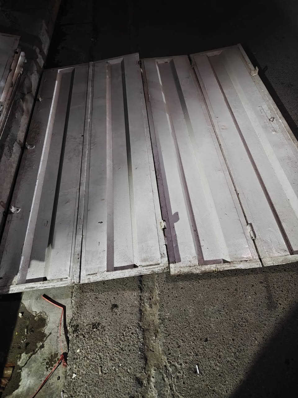 السلام عليكم كبنگ مال محلين عرض كل قطعة50 والعرض الكلي2متر والطول235تقريبا يعني عرض القطعتين 4متر ونضيف ومابي خياس وبدون جرجوبة سعرة400 عنوان شعب التجار رقم***********
