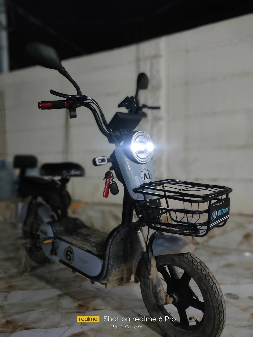 السلام عليكم 

دراجة شحن للبيع حجم 14 نظيفة ما مستخدمة حيل  كهربائيات كلها شغالة مكفولة ما بيها اي عيب .
مواصفات 
مثبت سرعة 
اربع نمر4️⃣ 
لايت زنون قوي 💡
اشارات ➡️يمين يسار⬅️ 
هورن 
بريكات امامي⬆️ خلفي⬇️ 
قويات دسك 
مرايات ➡️يمنا ويسرة⬅️ 
كشنات وسيباية مغلفات 
حاملة هاتف + USB
بايدرات جكات صغير وكبير خلفي مع تايرات
 سلة كبيرة 🗑️
فسفورات امامية وخلفية 
شاشة الكترونية تعرض الأعطال والمسافة 
تايرات جوبلس حجم 14 امامي خلفي نظيفات ما مستخدمات حيل
 ليدات اماميات ونشرات ➡️جانبيات⬅️ اربع بطاريات🔋 حجم وسط 
دراجة اقتصادية بالشحن 
شاحنة تفصل من يكمل شحن
سرعة  80   40  حقيقي 
مفتاحين لقفل التاير🔑 + مفتاحين🔑 للتشغيل + مفتاحين🔑 لفتح مكان البطاريات🔋 +بصمتين🫆  
تقنية بلوتوث📞 وصوت عالي 
جاملغات امامي خلفي فافون 
يدات نيكل احمر بلاديات🔴 
شحن يدوم يومين للأستخدام العادي ويوم للأستخدام المكثف 
لون اسمنتي على سماوي 🩵
دبلات خلفيات واماميات

السعر💵 300 وبي مجال مكان كركوك الحويجة الله يشهد سعره بالسوق هيج .للاستفسار الاتصال على *********** الله يشهد الدراجة انظف من الصور
