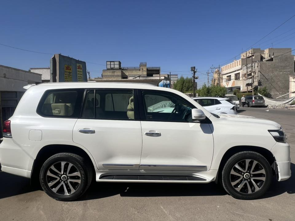 السلام عليكم
لاندكروز 2019 كراند تورنك بريم لون ابيض رقم بغداد السيارة بية صبغ الجاملغ الخلفي فقط وقبق الجنطة مفتوح والباقي مكفول السيارة باسمي مواصفات السيارة اشتارت لكزز و DVD ورشبول لكزز 
السعر 49 وبية مجال التلفون ***********
