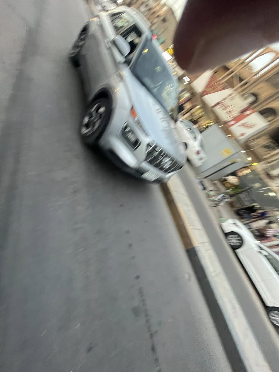 لكزز بدي برادوا ٢٠١٧
المحرك والأداء:
• محرك: V8 سعة 4.6 لتر
 • قوة: حوالي 301 حصان
 • عزم: 446 نيوتن.متر
 • ناقل حركة: أوتوماتيك 6 سرعات
 • دبل (4WD) دائم

الصرفية:
 • معدل استهلاك الوقود: تقريبًا 6–7 كم/لتر داخل المدينة
 • خزان الوقود: حوالي 87 لتر

القدرات:
 • مناسب للطرق الوعرة (أوف رود قوي)
 • نظام Crawl Control + Multi-Terrain Select

الداخلية:
 • 7 ركاب
 • جلد + خشب فاخر
 • تبريد وتدفئة مقاعد (حسب الفئة)
 • شاشة + نظام ملاحة
 • نظام صوتي فاخر (Mark Levinson ببعض الفئات)

الأمان:
 • 10 إيرباغ تقريبًا
 • ABS + Traction Control
 • كاميرا خلفية + حساسات
 • نظام الثبات الإلكتروني

مميزات إضافية:
 • تعليق هوائي خلفي
 • فتح بصمة وتشغيل زر***********
 • فتحة سقف
