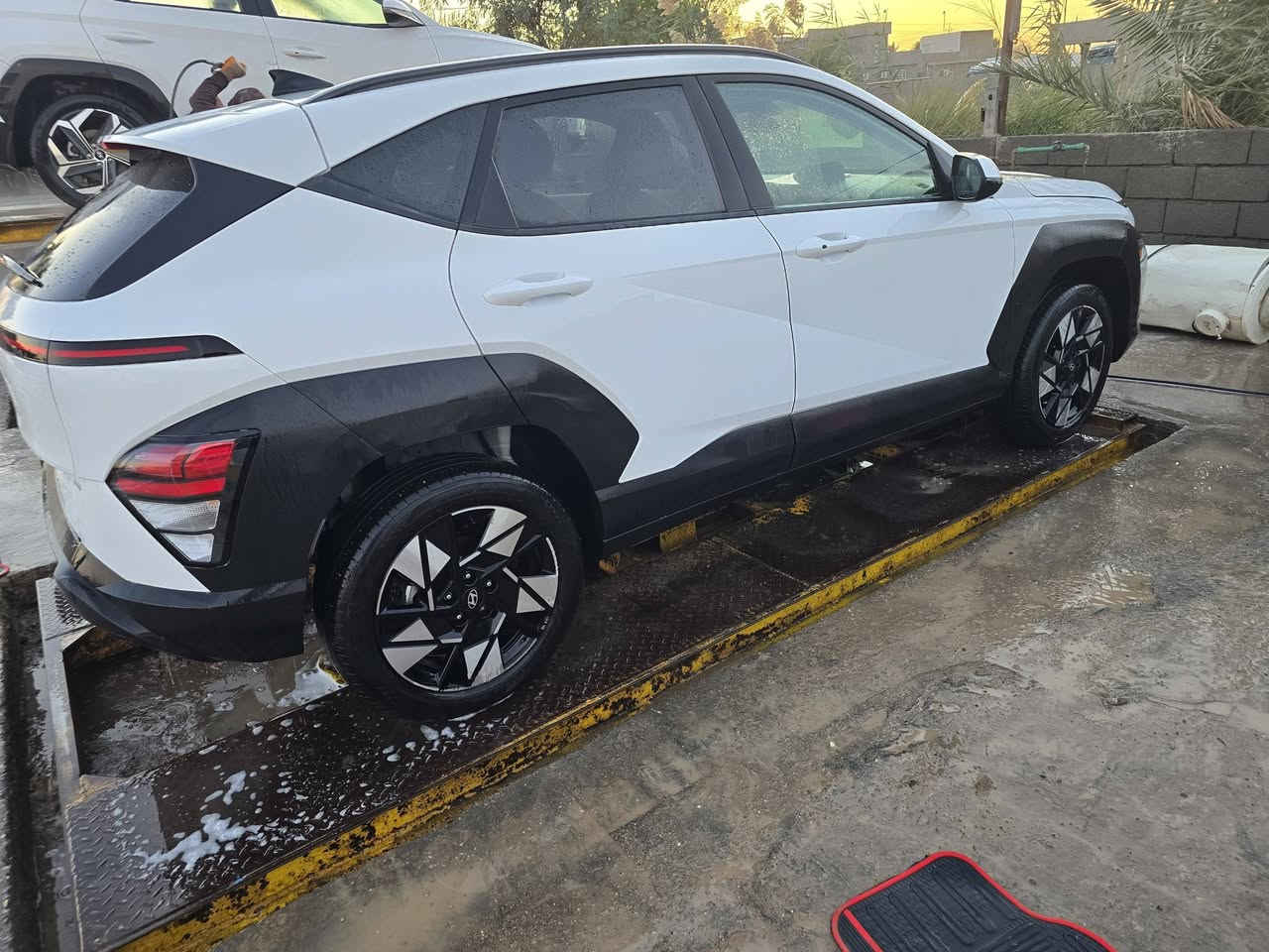 هونداي كونه موديل ٢٠٢٤
فحص مؤقت السياره جاهزه من كلشي فول موصفات 
مكينه ٢٠٠٠ دوش فور ويل تحكمات حاكيه ردار مانع انزلاق الداخل مخمل ثلجي السياره وارد امريكي ضررها مثل ماموضح بالصور فقط خشم البنيد او راجع ابلادي ...
السعر ١٦٨ او بيها مجال للاستفسار الاتصال ***********
