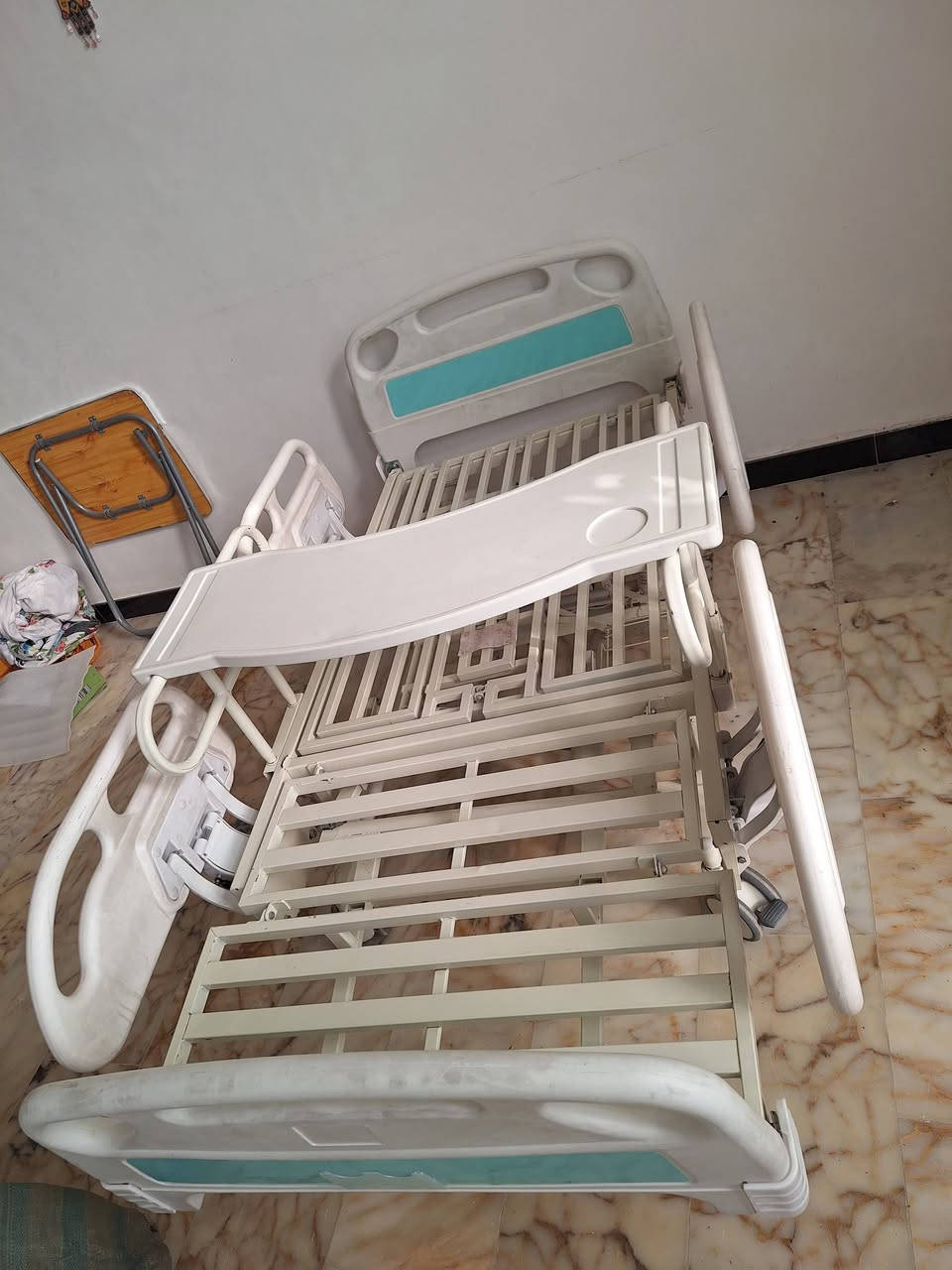 للبيع سريرطبي كهربائي ريمونت كونترول حركات مستخدم كم يوم فقط بسعر ٦٠٠ الف ٠ ***********
