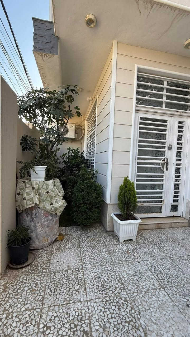 دار للبيع 
طابقين ( طابو زراعي سند 25 ) 
المساحة ( 150 /متر) بالسند 
واقع حال 161.5 متر
الواجهة : 8.5 متر
النزال : 19 متر

يحتوي على غرفة نوم عدد 3 + استقبال + مطبخ + مجمع صحيات عدد 2 + كراج للسيارة + يحتوي على مخزن وسطحين .

نظافة البيت ممتازة وبناءه درجة اولى
ارضية البيت مرمر

العنوان : حلة / حي الصحة / شارع الكورنيش / شارع غسل مارينا

للمزيد من المعلومات والاستفسار
الاتصال على الارقام التالية :-

***********
***********
