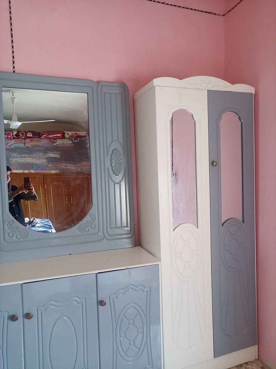 غرفه نوم جديده بمعنه الكلمه مستعمله قليل هيجي 5 شهر 6 شهر خذتها ب850 جديده وهسا ستعملت قليل اريدها ب650 وبيها مجال قليل تصل عل رقم  0786 389 7113
