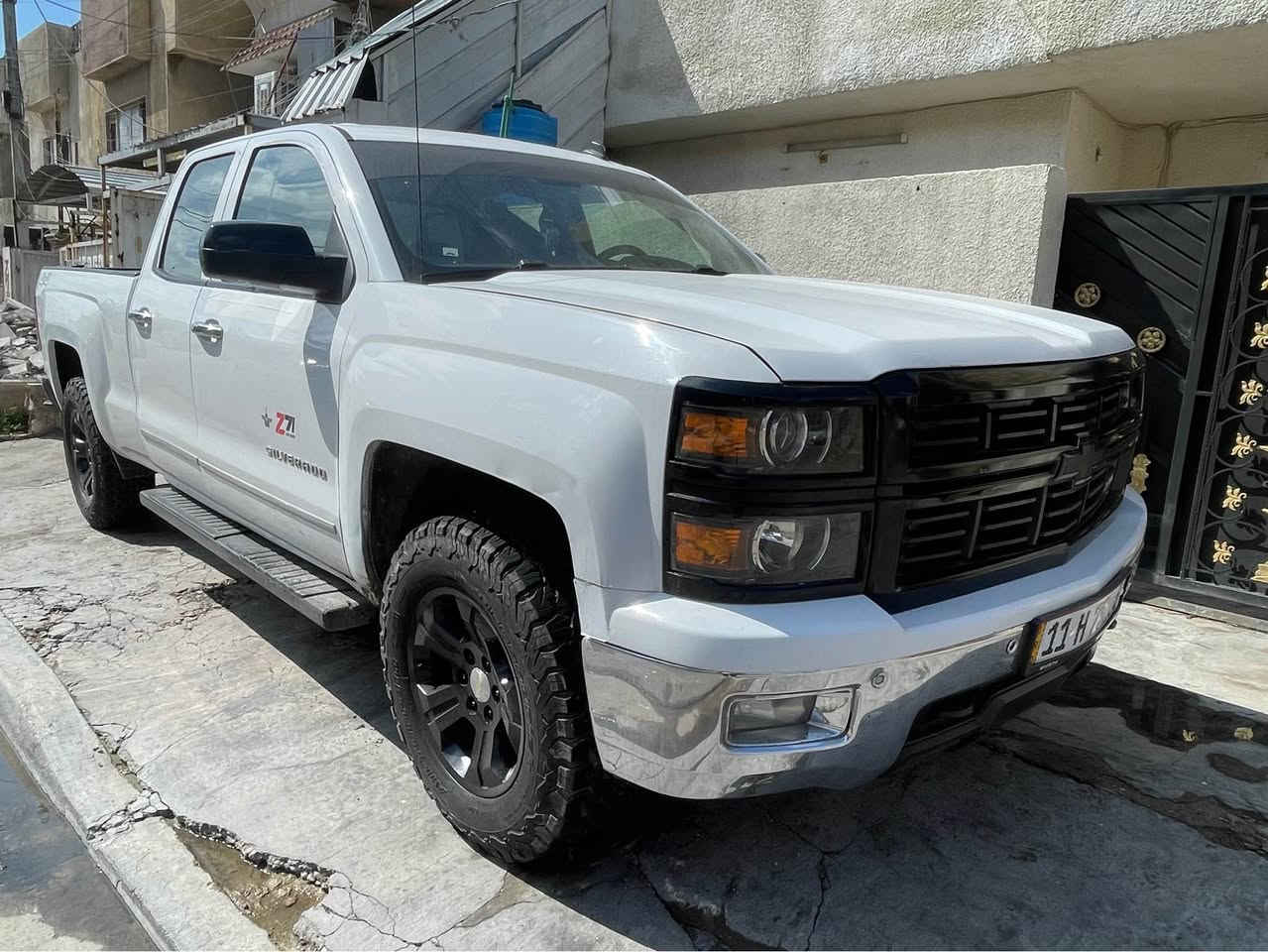 بسم الله الرحمن الرحيم 
السلام عليكم 
للبيع او مراوس 
السعر 158 بيهه مجال بسيط
سلفرادو 2014 بدي طويل وارد امريكي حادثهه بنيد وبالعراق بيهه قطع بسيطه صبغ 
رقم بغداد الجديد 
سنويه وهزه جديده 
محرك 5300 
كير تعليك 
عليهه ترفيعه فقط تعديل مستوى السياره يعني مملعوب بالصدر 
تخم تاير حجري جديد 
فول مواصفات ltz (z71) 
تشغيل عن بعد 
حساس امامي خلفي 
خزن ميموري كشن 
كشن كهرباء + تدفئه + جلد 
شاشه كبيره 
وبعد هواي انظمه ومواصفات 

4x4
ماشيه 150mi

مكان السياره بغداد حي العامل 
***********
 واتس اب *********** بغداد, العراق
