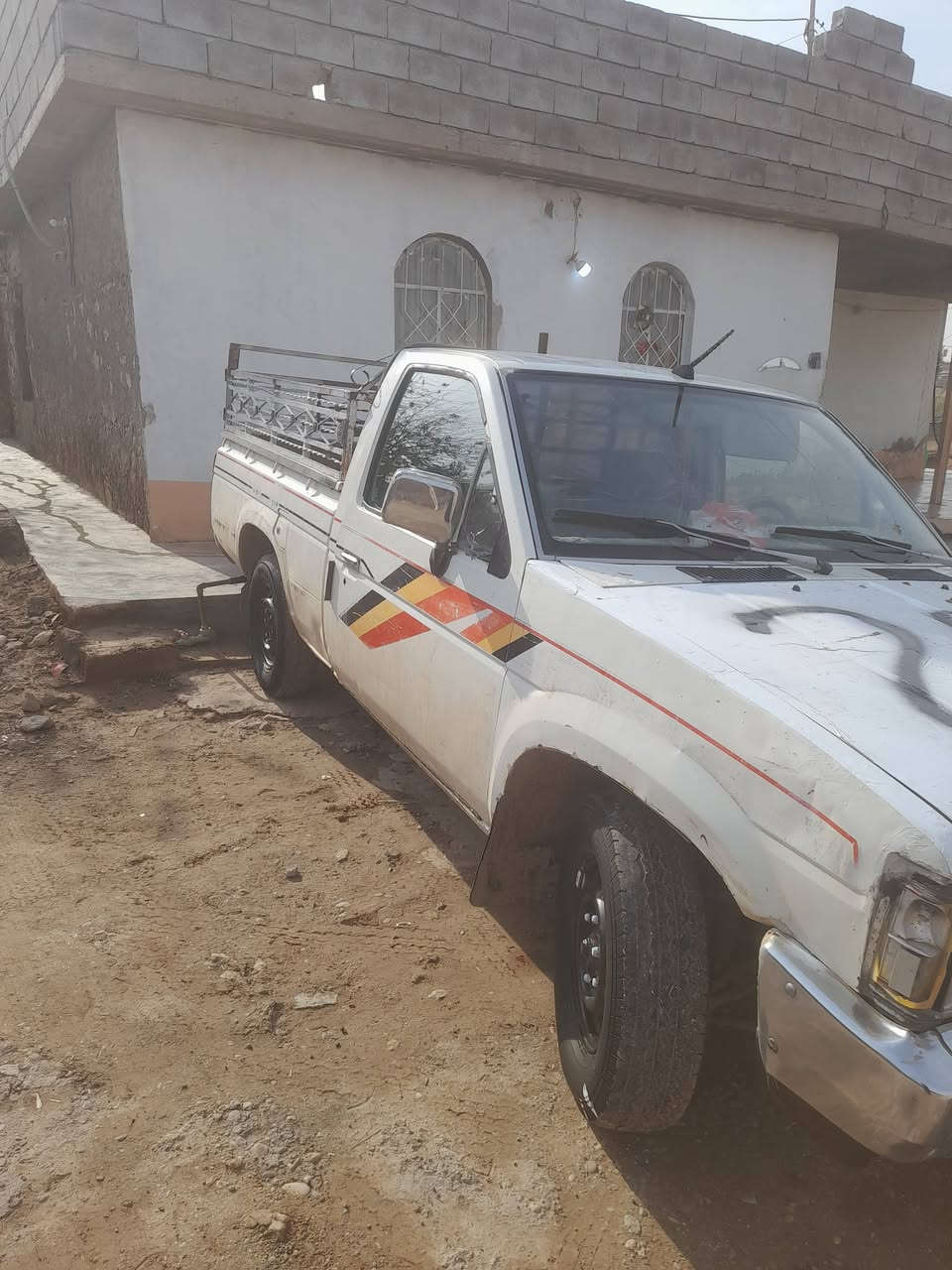 السلام عليكم نيسان البيع مديل 1988 محرك كير شرط السعر 33 وبي مجل ***********
