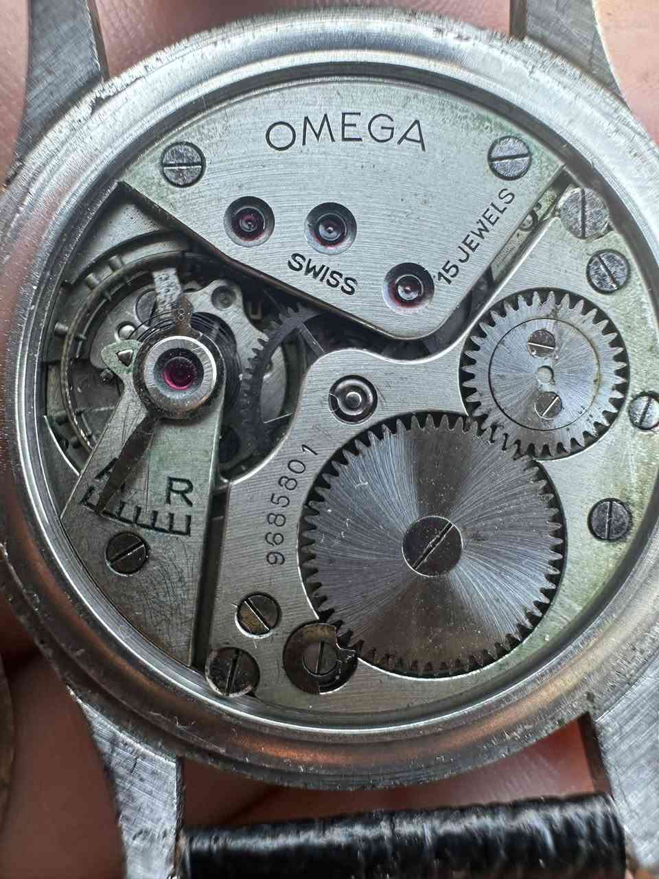 السلام. عليكم  اومكا تكويك بمينا سوداء ١٩٤٠
قطر الساعة ٣٧.٦
الماكنة البيضاء اقدم ماكنة بل اومكا 
قطر كبير جدا 
رتيلات الساعة جدا عالية 
 
***********.
