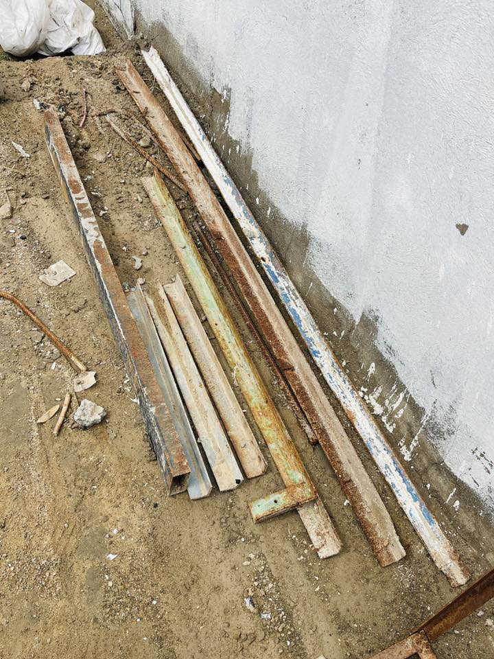 زوايا للبيع قياس مترين 4قطع وقياس متر 3 قطع وزوايا زغار 70 سم ومنهولات قياس 40*40 قطعتين جدد ممستخدمات بس متروكات الي يفيدنة يراسلني واتس آب ***********
