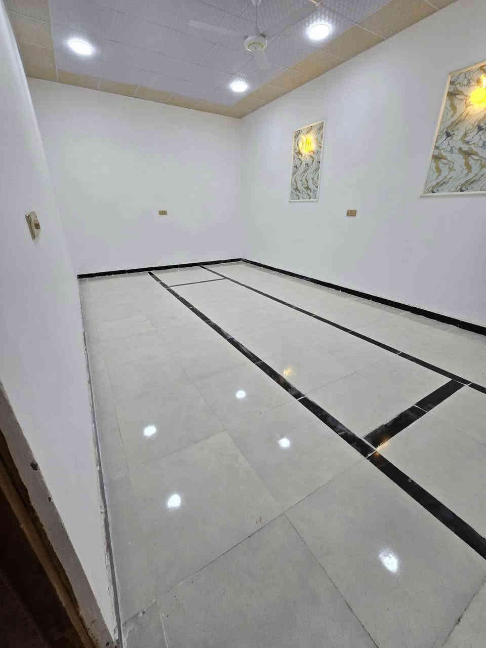 السلام عليكم ورحمة الله وبركاته دار 🏠 للبيع 
المساحه 200 م طابو ملك صرف زراعي عراقي 
يتكون المنزل غرقتين منام +ديوان +مطبخ 
صحيات داخليه وخارجيه +كراج يسع سياره 
الموقع حمدان البز السعر 95 وقابل للتفاوض للاستفسار عن العقار 
*********** البصرة, العراق
