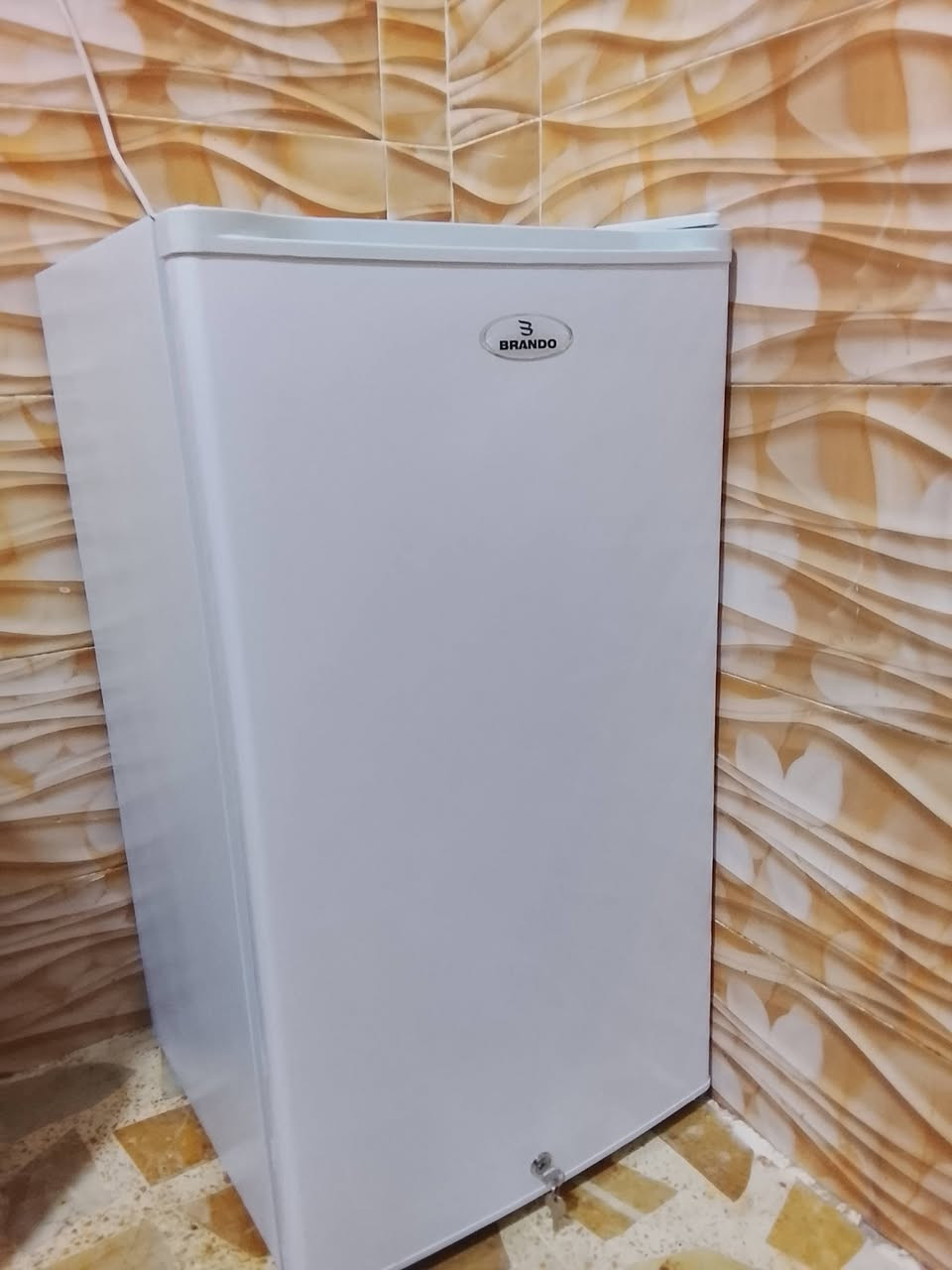 ثلاجه للبيع الرصاصي 135بي مجال قليل الابيض 140بي مجال قليل العنوان حي عدن رقم بس واتساب ***********
