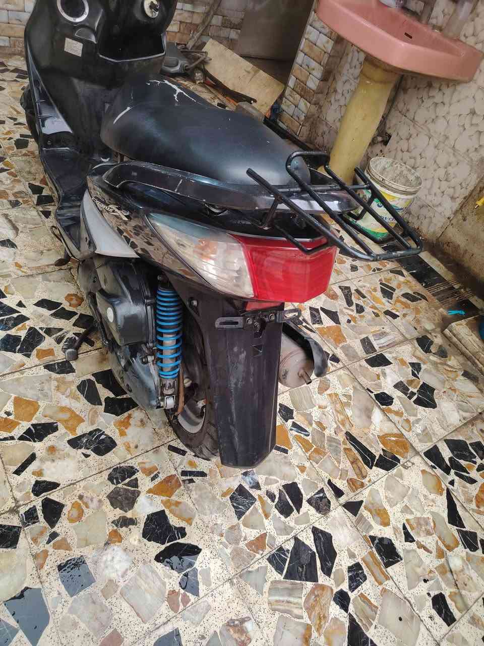 لبيع سكنس فحل نوزل كوري دراجة تخبل بس نقصة شاشة محروقة سعرها ٦٠٠الف شراي يخابر خادم ***********
