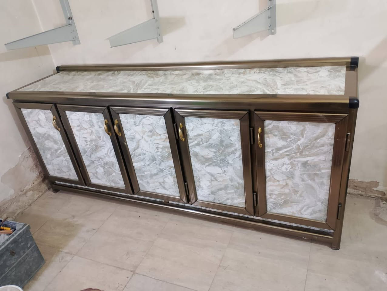 كاونتر كبير دبل ملحق جديد جدآ  سعره ٧٥٠ الف بيه مجال مكاني زيونه   مجاور مقهى هيل وليل ***********
