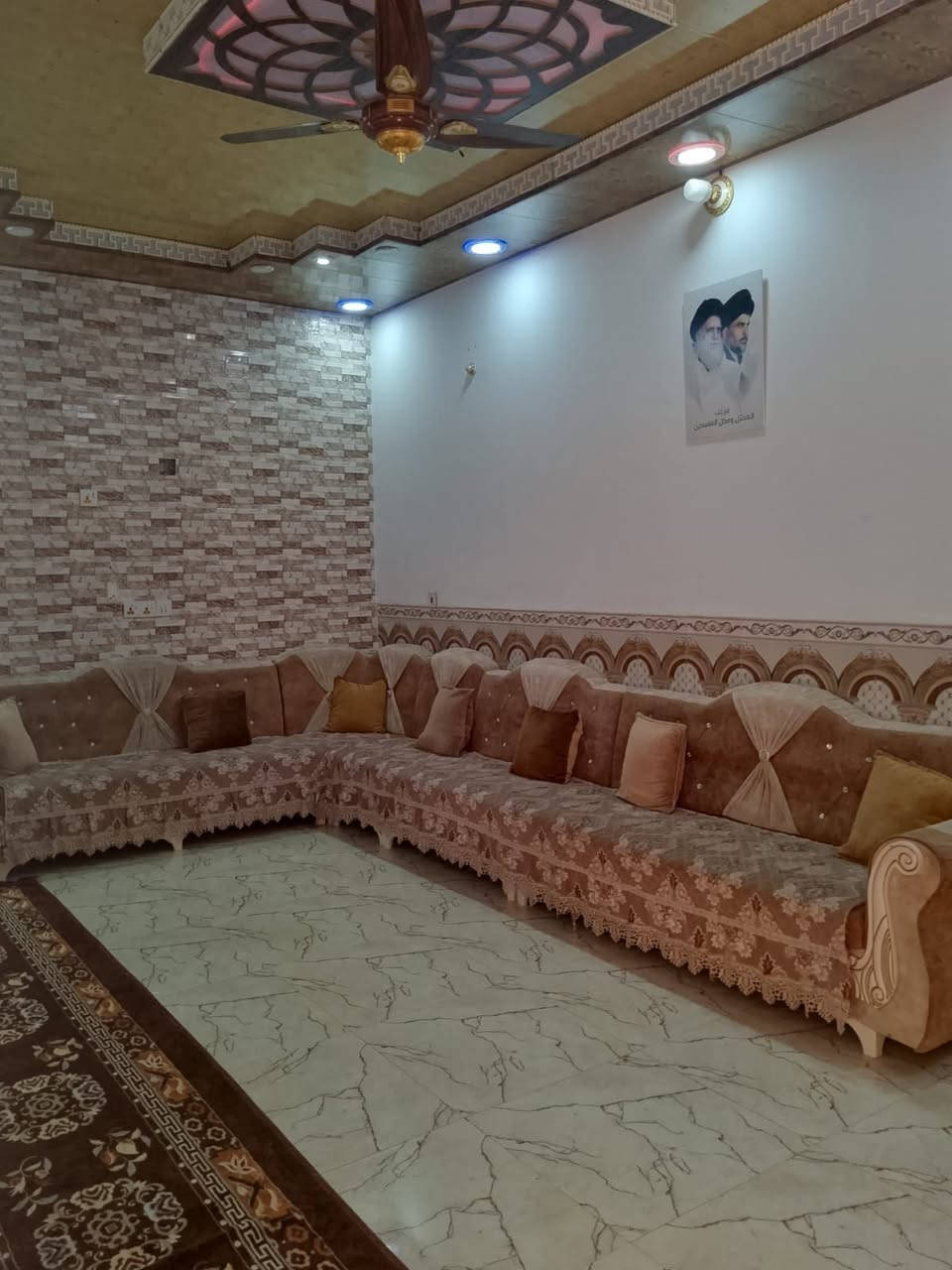 دار للبيع مساحه 230 يحتوي على غرفه وهول ومطبخ واستقبال وصحيات داخليه وخارجيه وحديقه السقف سندويش سقف ثانوي السعر 34 وبيه مجال للاستفسار ***********
