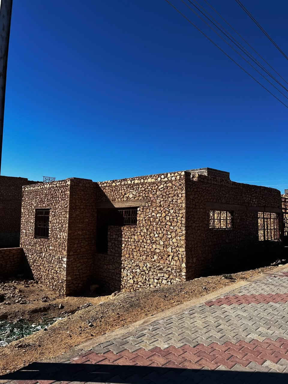 هيكل للبيع المساحة ٣٠٠ متر طابو صرف ركن
على شارعين تبليط 
يتكون من ديوانية وغرفتين وهول ومطبخ وصحيات 
الموقع / قرب ساحة الغاز 
الشارع المؤدي على السبحاني 
السعر ٣٢ مليون وقابل للتفاوض 
للاستفسار ***********
*********** زورونا موقعنا مكتب اليوسف للعقار فلكة جسر حجلان 
اليوسف للعقار
