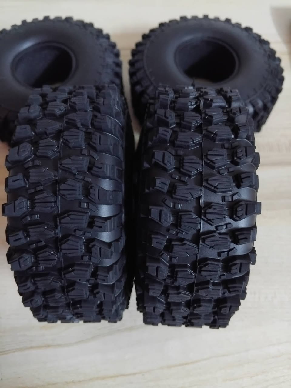 سلام عليكم 
تايرات مال سياره كراولر اتوقع بس ماعرف يانوع داخل اسفنج غير مستخدم نهائيا السعر 15 الف فقط مع التوصيل 
تواصل ***********
