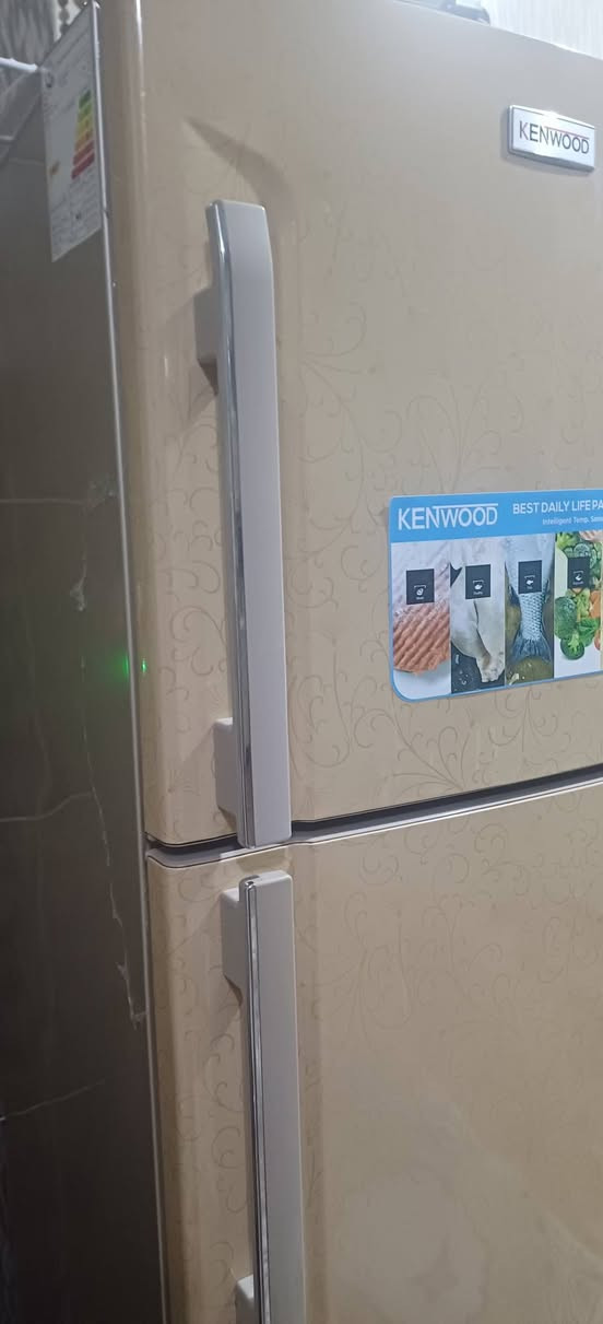 ثلاجه للبيع حجم كبير بعدها جديده استخدام قليل نوع كينود مبيها اي ضرر اخذناها 750 نبيع 600 بيها مجال ***********
