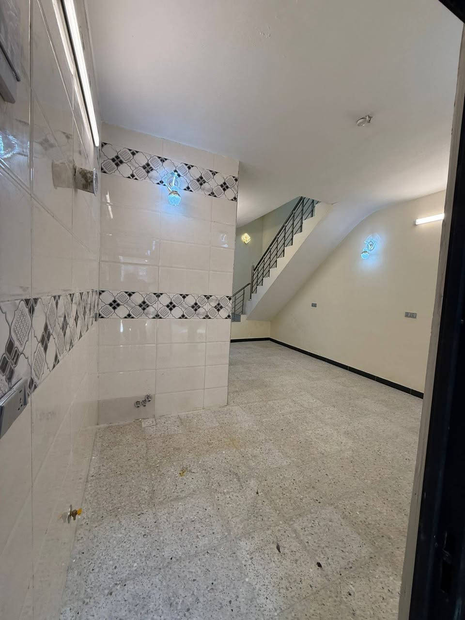 على بركة الله 
📌الثقة عنوان 
يسر مكتب ازاد للوساطة العقارية
ان يعلن عن توفر

 دار سكني حديث 🏘️

..... للبيع  .....

المساحة 100 متر
واجهة 5 متر
النزال 20 متر

الطابق الارضي
مدخلين
صالة + مطبخ + منور + خدمات + غرفة نوم 

الطابق الاول
 غرفتين  + خدمات

البنوك
📍 قرب جسر البنوك 
للاستفسار
اتصال + واتس اب
***********
***********

او مراجعة المكتب
ازاد للعقار
شارع اسواق النداوي
مجاور محطة تنقية الماء ( H2O )
