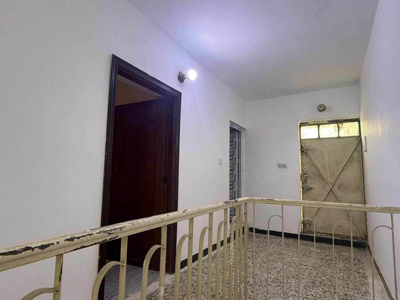 بيت 120 متر في الطائي حي الجهاد طابق ونص غرفتين وحمامين واستقبال وهول ومطبخ جاهز من تانكي وكيزرات وماطور ايجاره 675 الف الاتصال علىهذا الرقم***********
