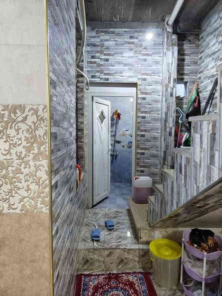 السلام عليكم نصف قطعة امامية للبيع المساحة 80متر الموقع الشعلة قطاع السابع قرب مدرسة البحرين الطابق الطابق الاول استقبال وغرفة نوم ومطبخ وحمام داخلي وخارجي الطابق الثاني غرفتين نوم وحوالي وحمام الطابق الثالث غرفة سندويش وسطح البيت نظيف كلش كما موضح بالصور متوفر واتساب اواتصال ‏‪0773 395 6603‬‏ السعر 130
