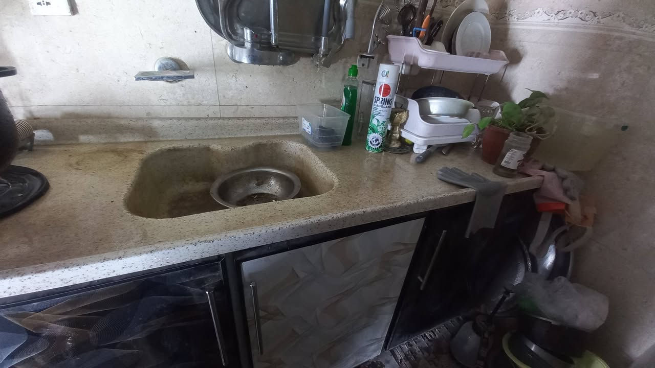 كاونتر مع ملحق 
الحوض مترونص 
الملحق مترين ونص 
الكاونتر نظيف مابي اي ضرر فقط رجل وحدة مكسورة 
السعر ١٥٠ الف 
مكان بغداد الدورة 
***********
السعر ١٥٠ الف
