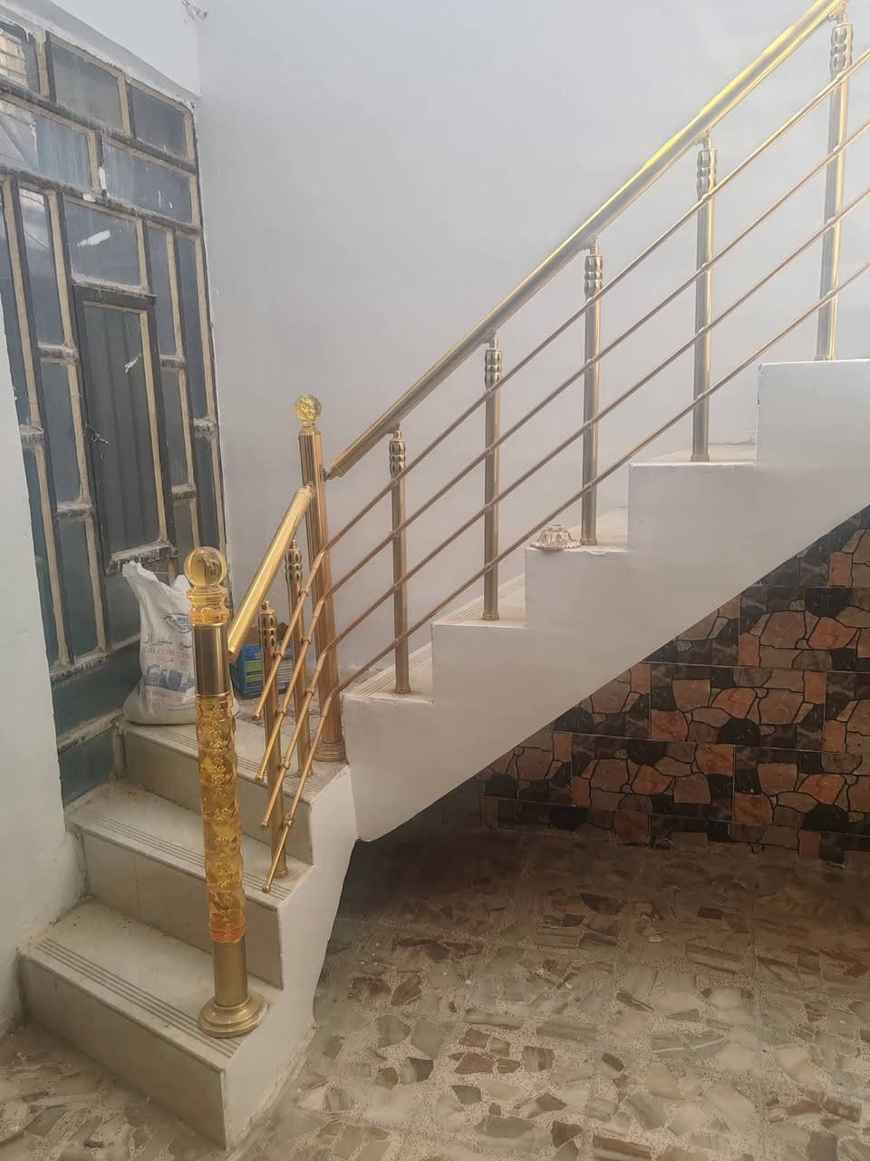 اعلان دار للبيع
دار سكني طابو زراعي مساحته 125 متر 
يقع في حي الغدير قرب المتنزه 
خلف مديريه الشرطه 
يحتوي على غرفه نوم واحده وصاله واستقبال ومطبخ وصحيات داخليه و خارجيه بناء حديث 
للاستفسار مراجعه مكتب الكوثر للوساطة 
او الاتصال بالرقم ***********
