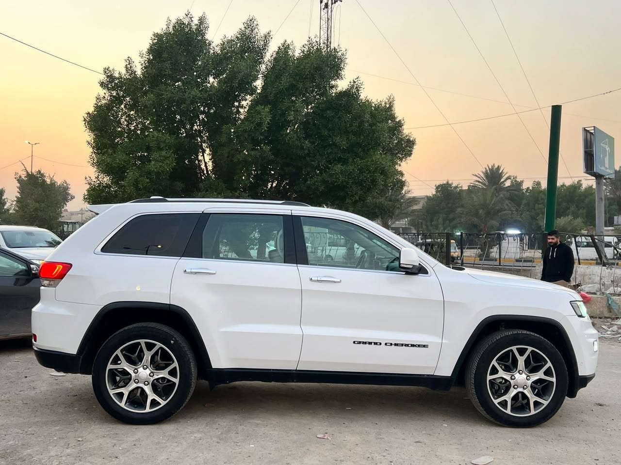 سلام عليكم للبيع جيب 2019 خليجي لمتدد بلاص 
فول 1/1 سياره مكفوله عدا شبر بلجاملغ الأمامي 
مواصفات السياره 
بنوراما 
شاشه جبيره 
3 شاشات
جلد 
ويل 20 
صندوك كهرباء 
تدفئة تبريد كشنات وستيرن
سياره جديده وبالعافيه ع تصير من نصيبه سعر 275 وبيها مجال رقمها بغداد 
مكاني بغداد للاستفسار ***********
