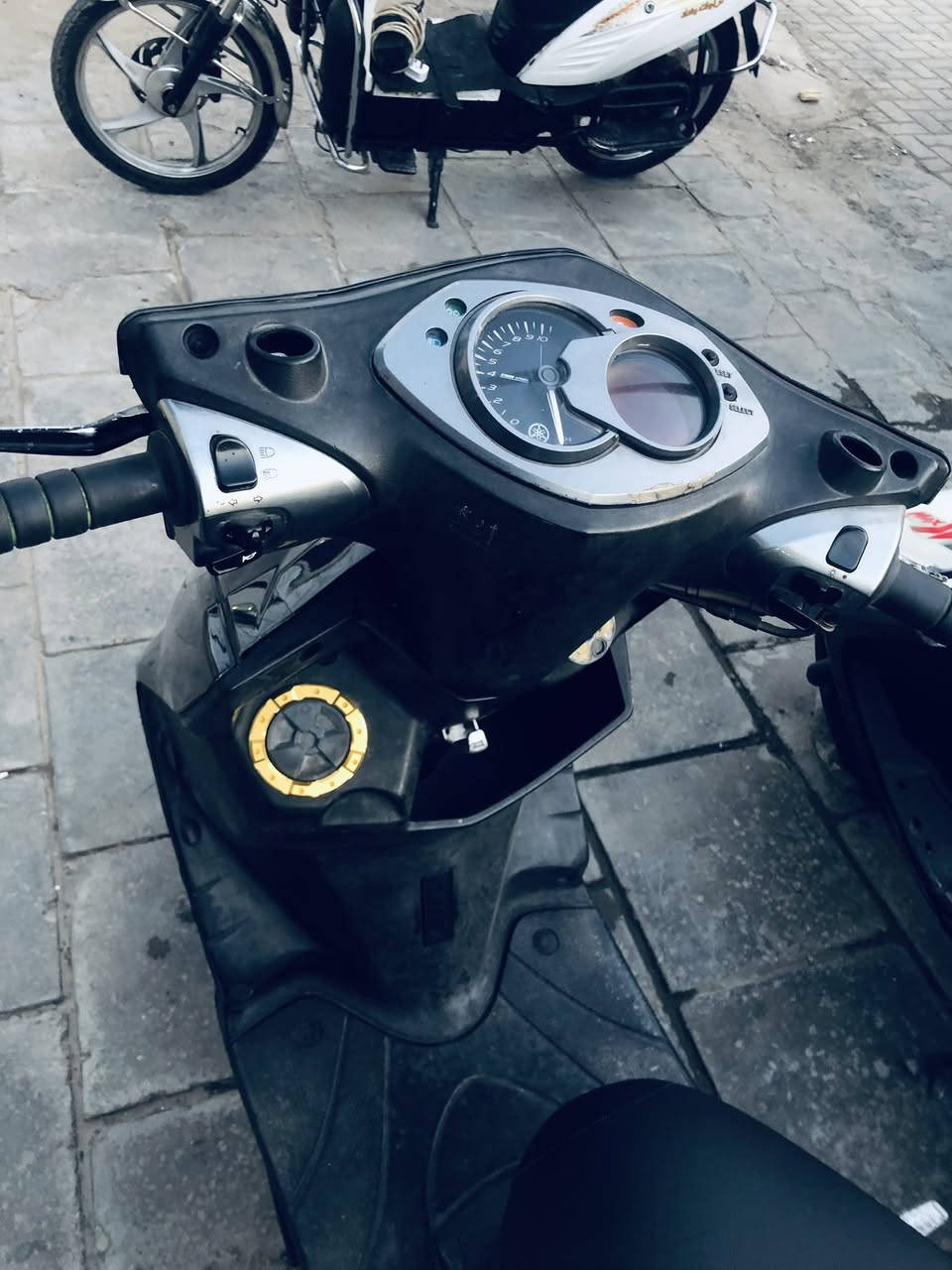 دراجه نوع سكنس فحل خطين بلاديه برغي ما مفتوح بيهاح اوراقها اصوليه سعرها مليون وبيها مجال حك الجيه ***********
